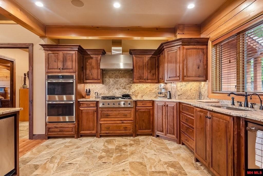 Cotter, Arkansas, 72626, United States, 4 Bedrooms Bedrooms, ,5 BathroomsBathrooms,Residential,For Sale,1976163