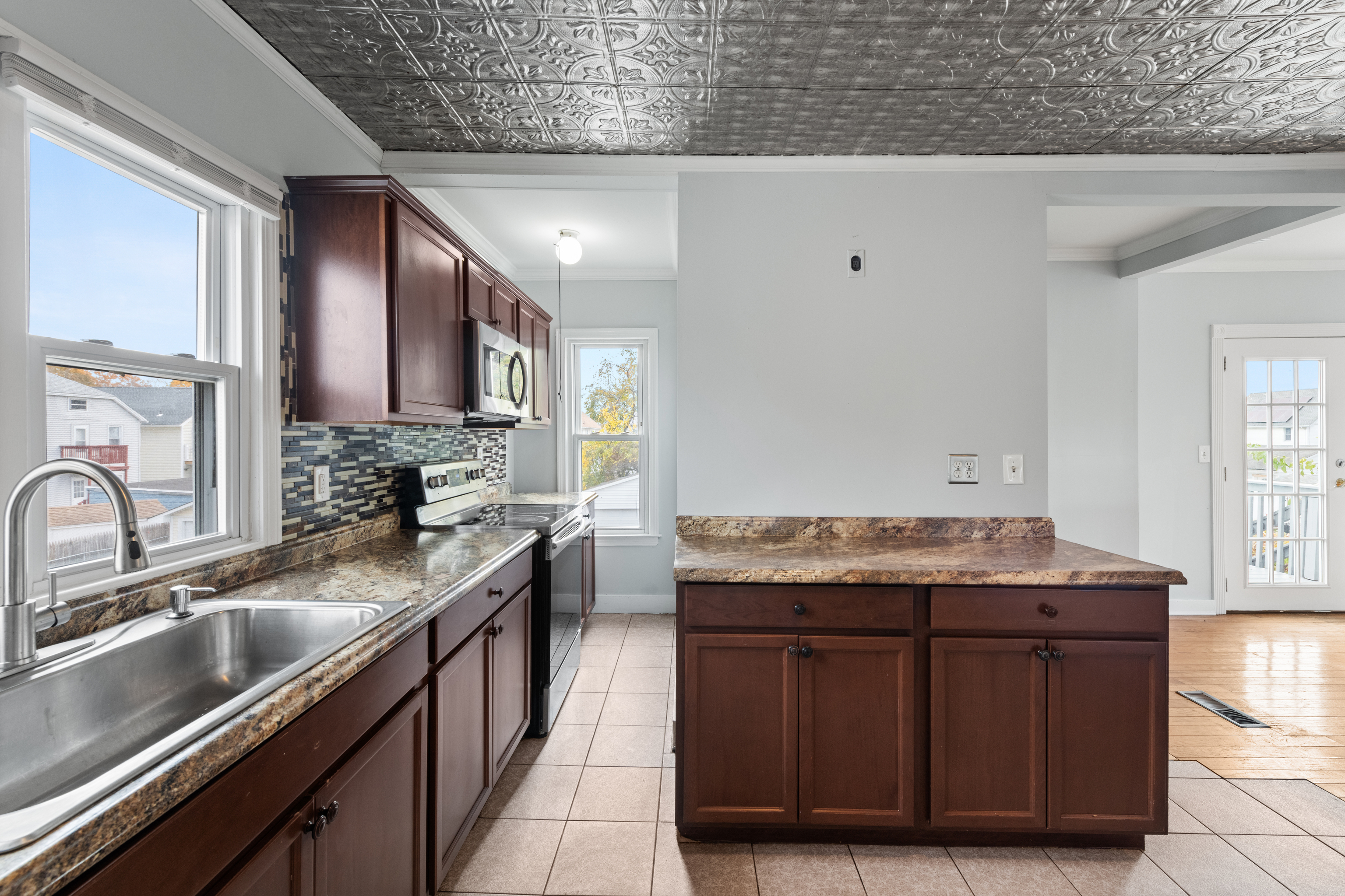 West Haven, Connecticut, 06516, United States, 5 Bedrooms Bedrooms, ,4 BathroomsBathrooms,Residential,For Sale,1991018