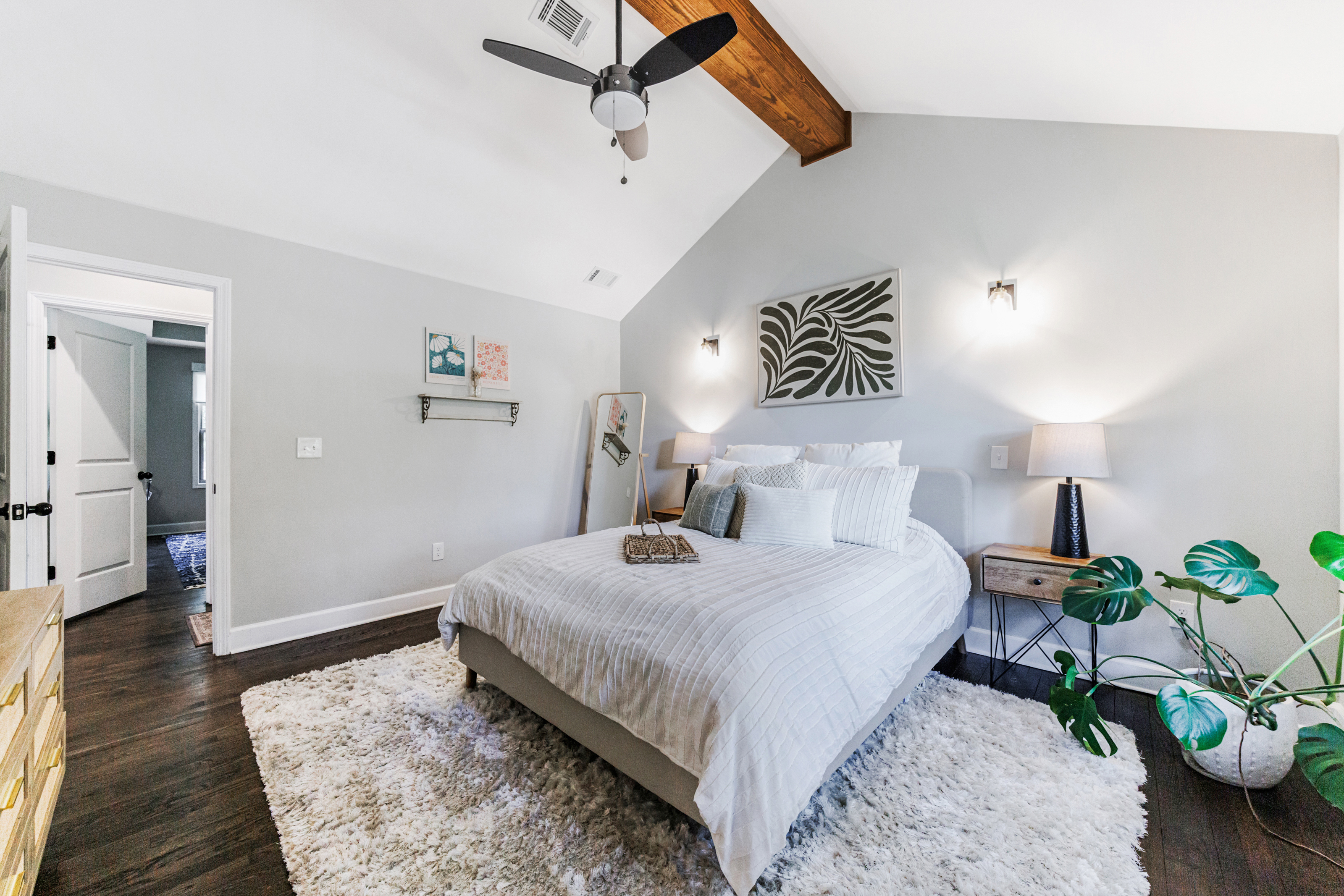  Stunning Fully Renovated Oasis on 2.4+/- Acres - 物件實景