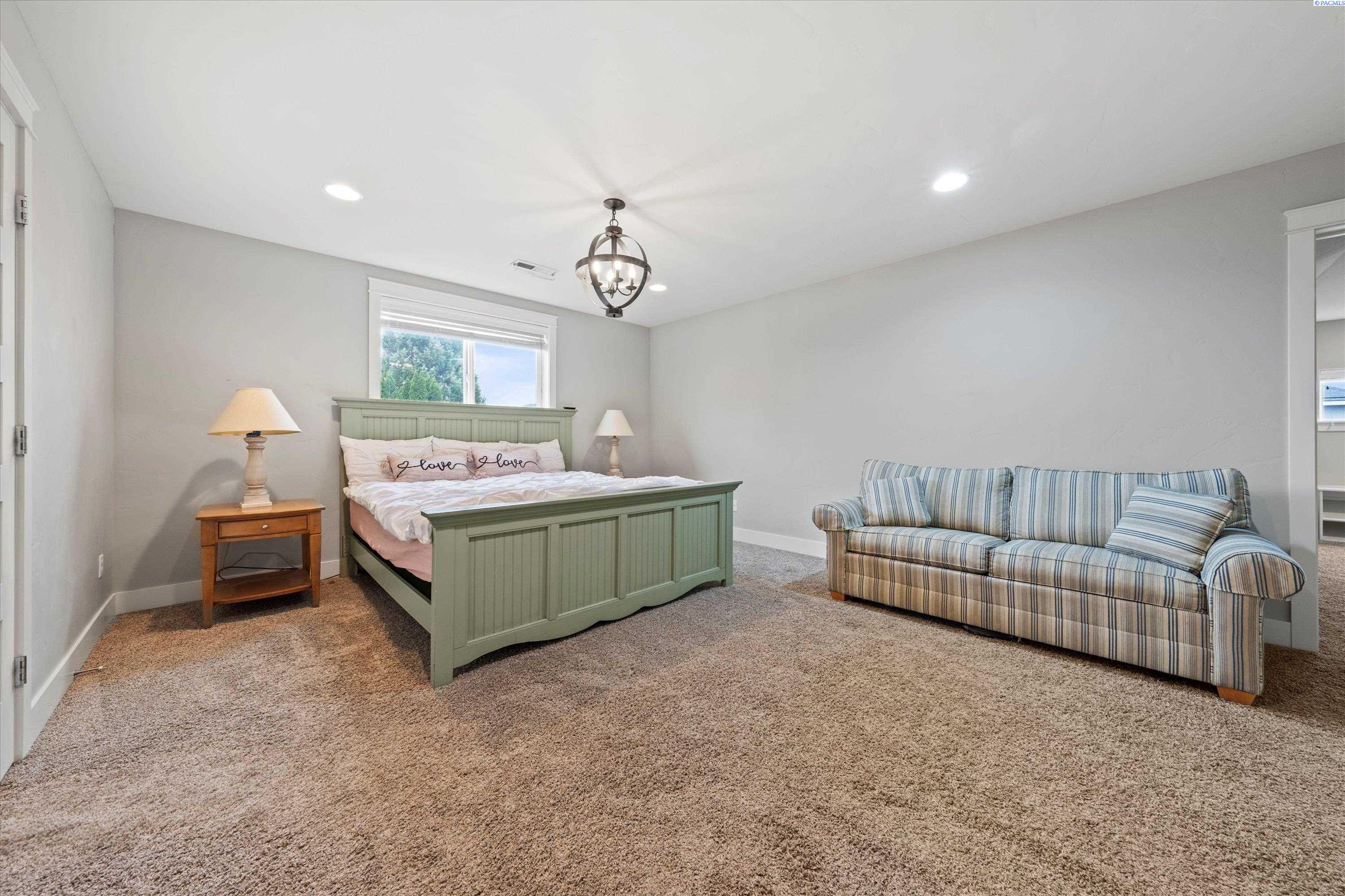 Richland, Washington, 99352, United States, 5 Bedrooms Bedrooms, ,3 BathroomsBathrooms,Residential,For Sale,1987518