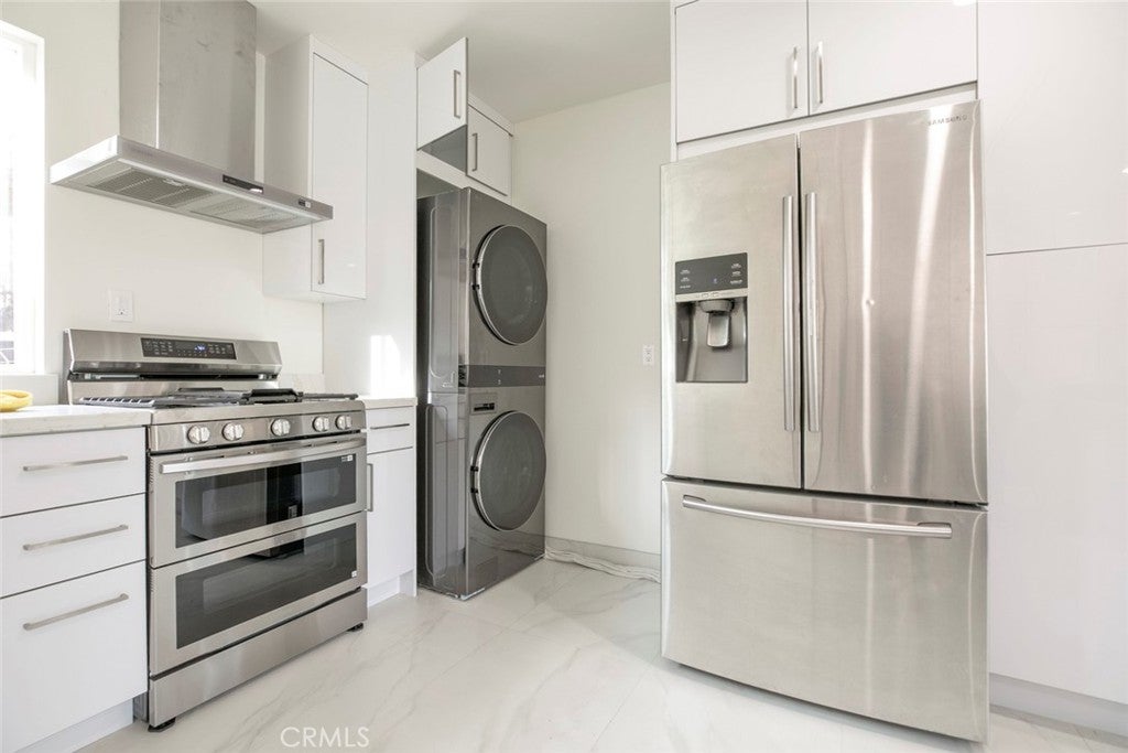 Glendale, California, 91201, United States, 4 Bedrooms Bedrooms, ,5 BathroomsBathrooms,Residential,For Sale,1969452