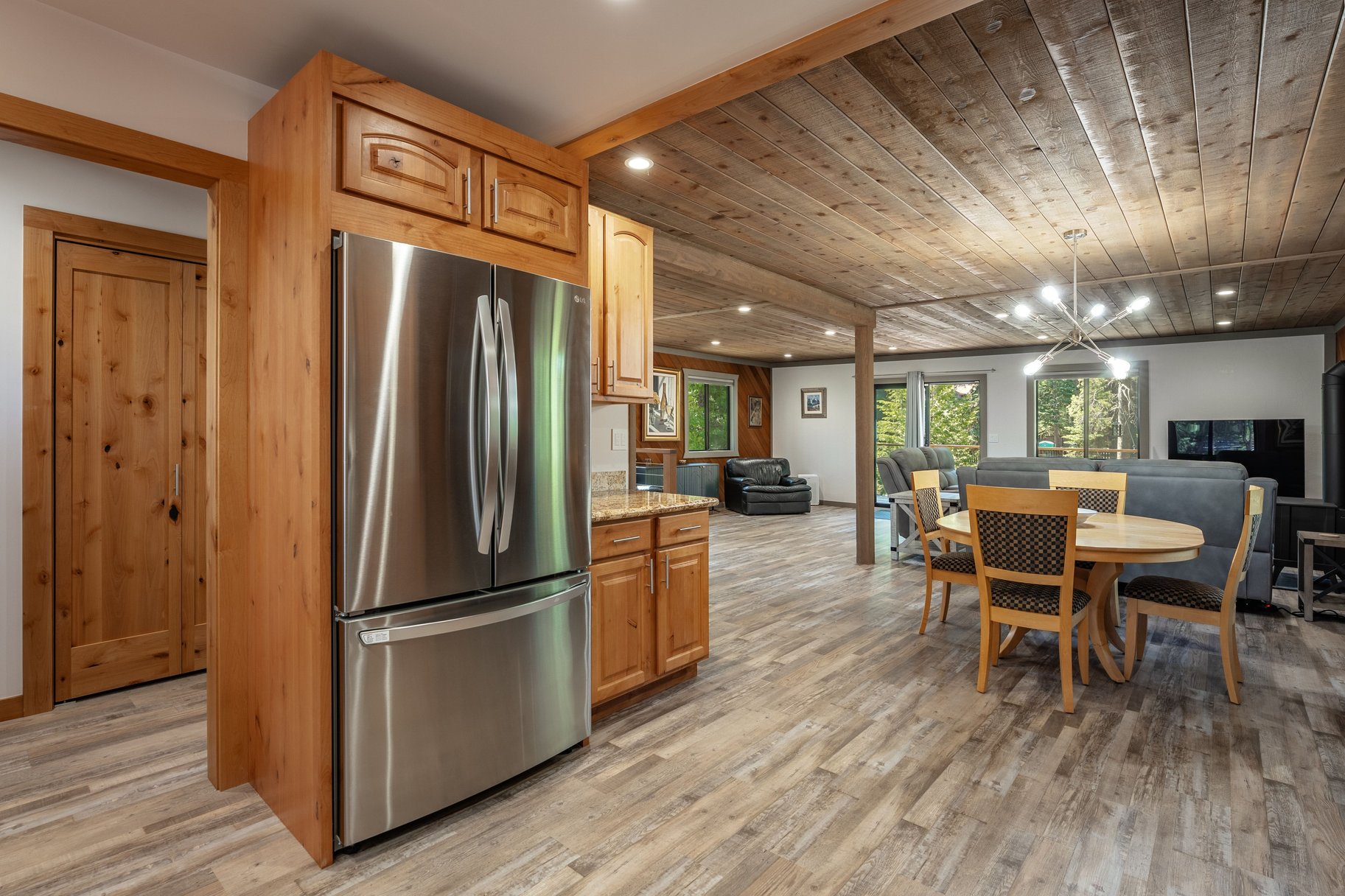  Loved and Cared For West Shore Home with Large Detached Garage and ADU Potential - 物件實景