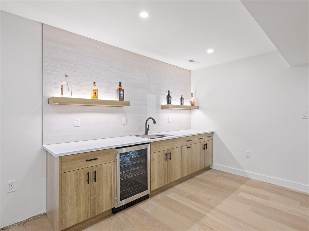 Wakefield, Massachusetts, 01880, United States, 4 Bedrooms Bedrooms, ,5 BathroomsBathrooms,Residential,For Sale,1938527