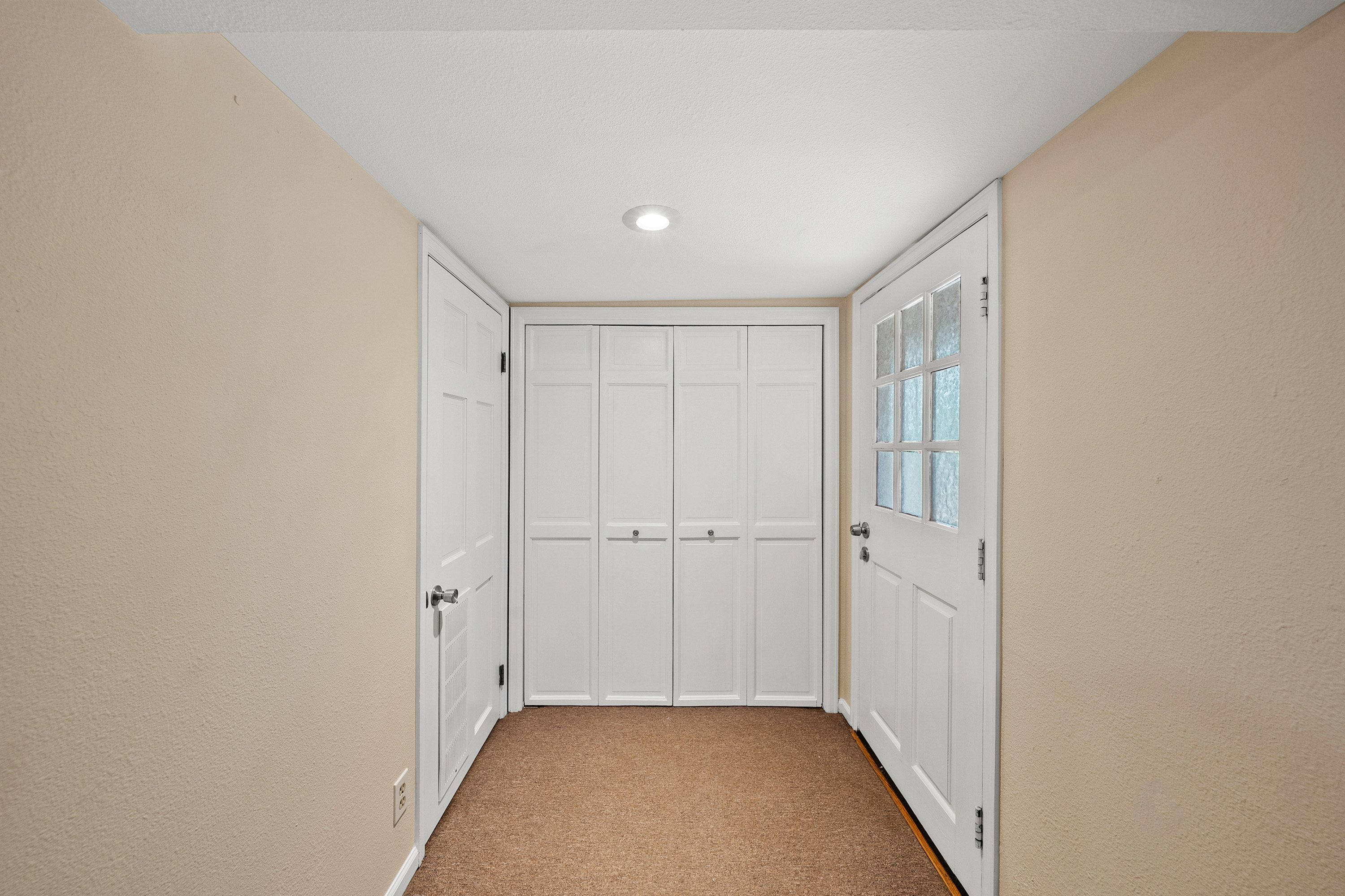  Rare Opportunity to Own 2 Homes Just Steps Away from Coveted Evergreen Lake - 物件實景