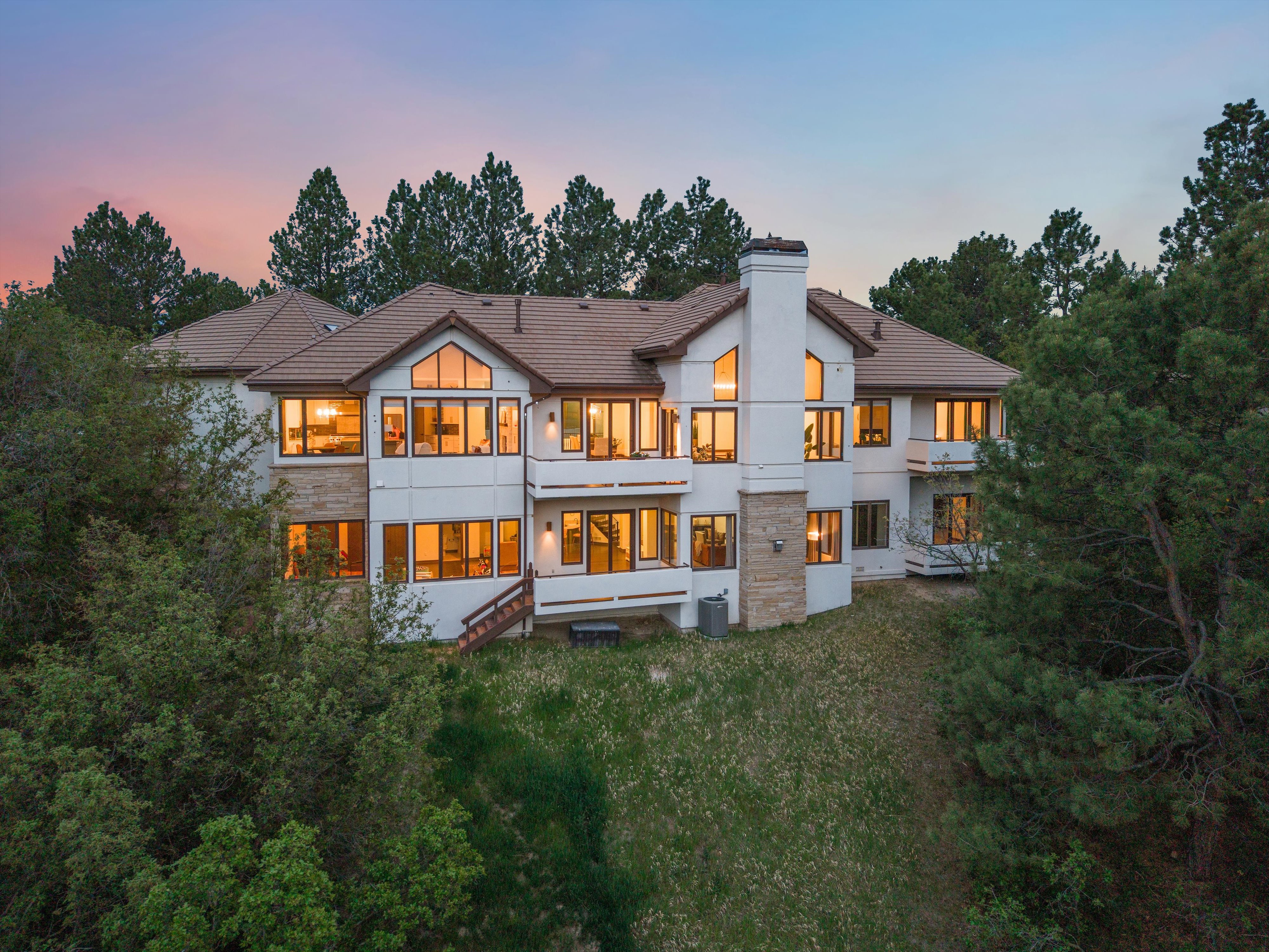  Remodeled 4 Bed 6 Bath Residence Offering Mountain, Sunset Views & Privacy - 物件實景