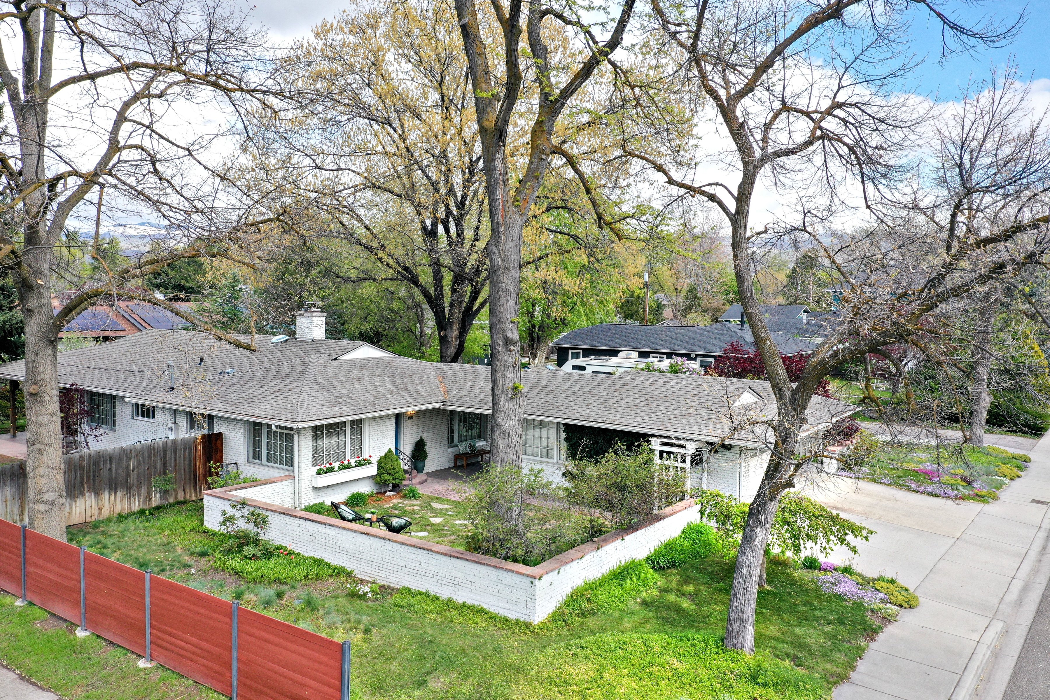  Storybook Single-Level Brick Cottage with Privacy and Expansive Gardens - 物件實景