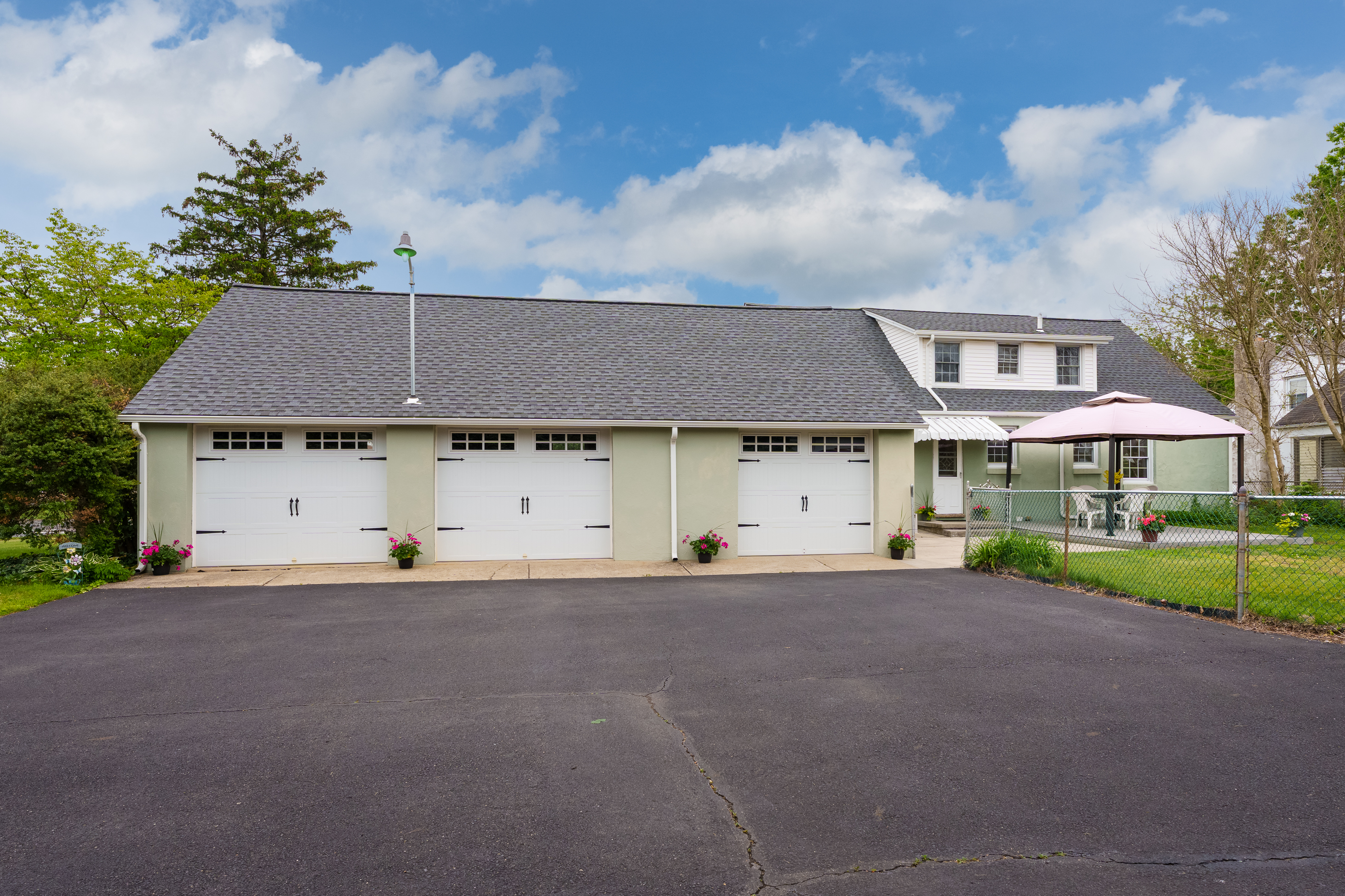  Well-Maintained Cape with Spacious Rooms and a Three-Car Garage - 物件實景