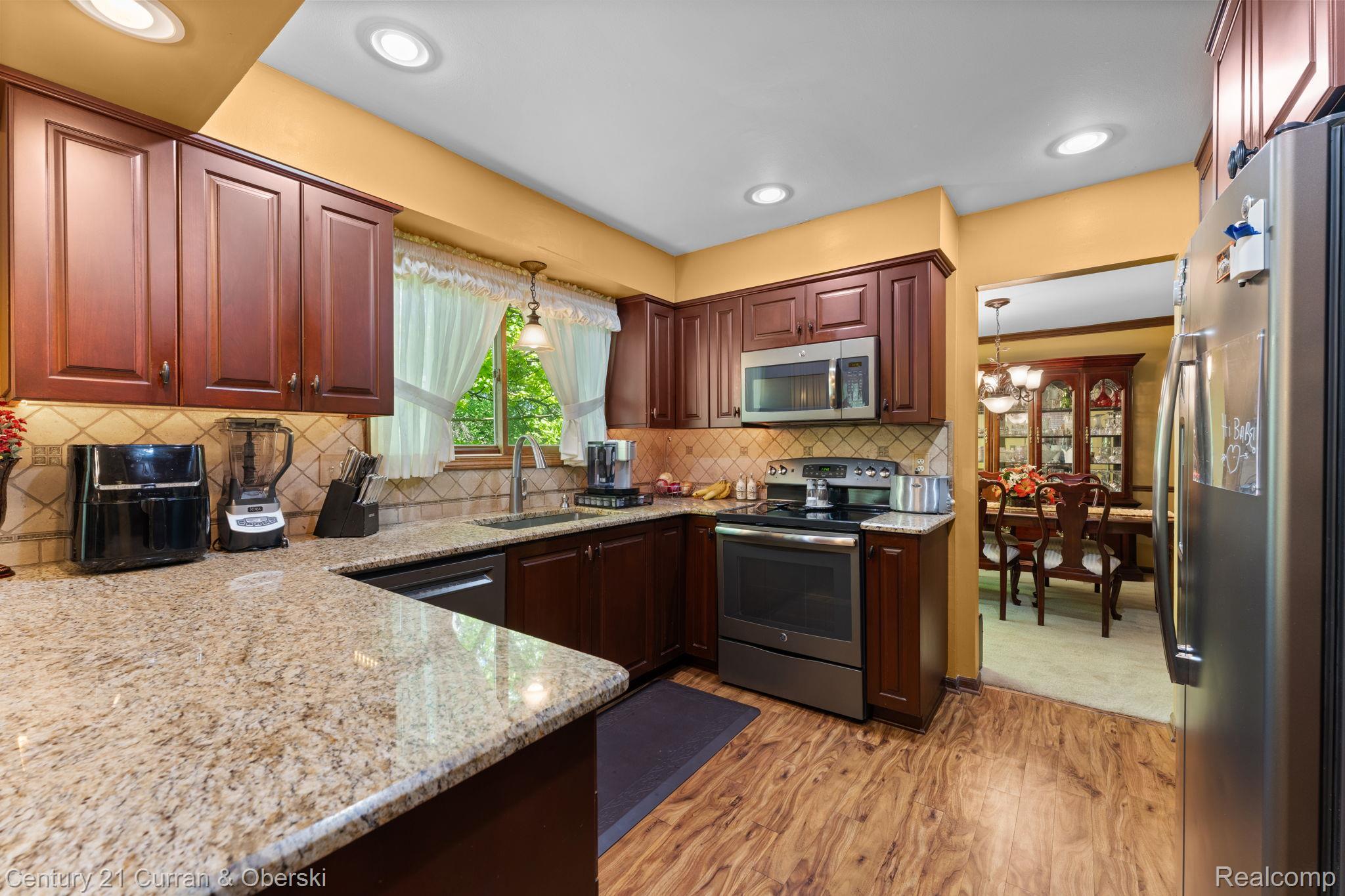 Novi, Michigan, 48375, United States, 4 Bedrooms Bedrooms, ,3 BathroomsBathrooms,Residential,For Sale,2048912