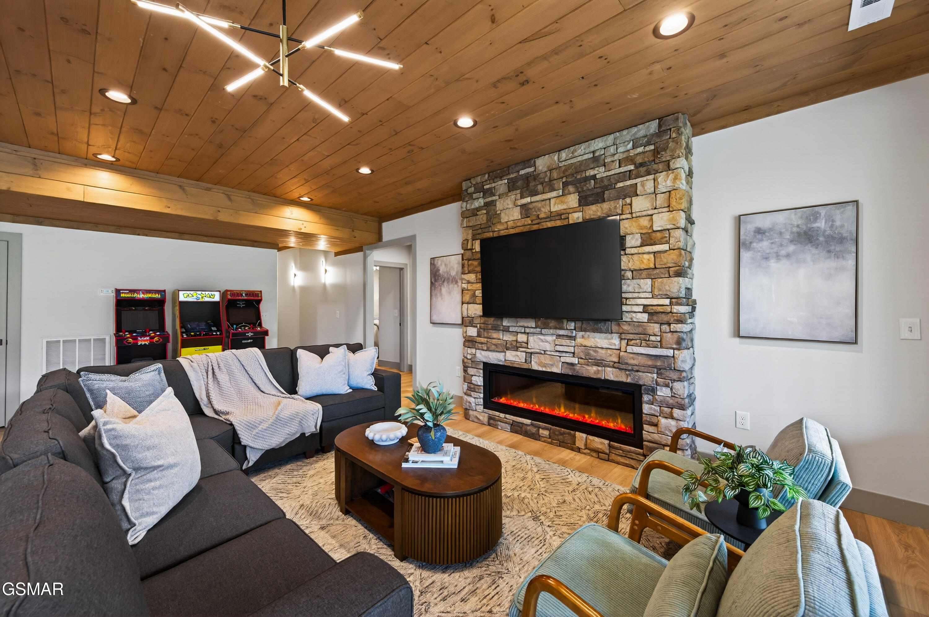 Sevierville, Tennessee, 37862, United States, 5 Bedrooms Bedrooms, ,7 BathroomsBathrooms,Residential,For Sale,2035739