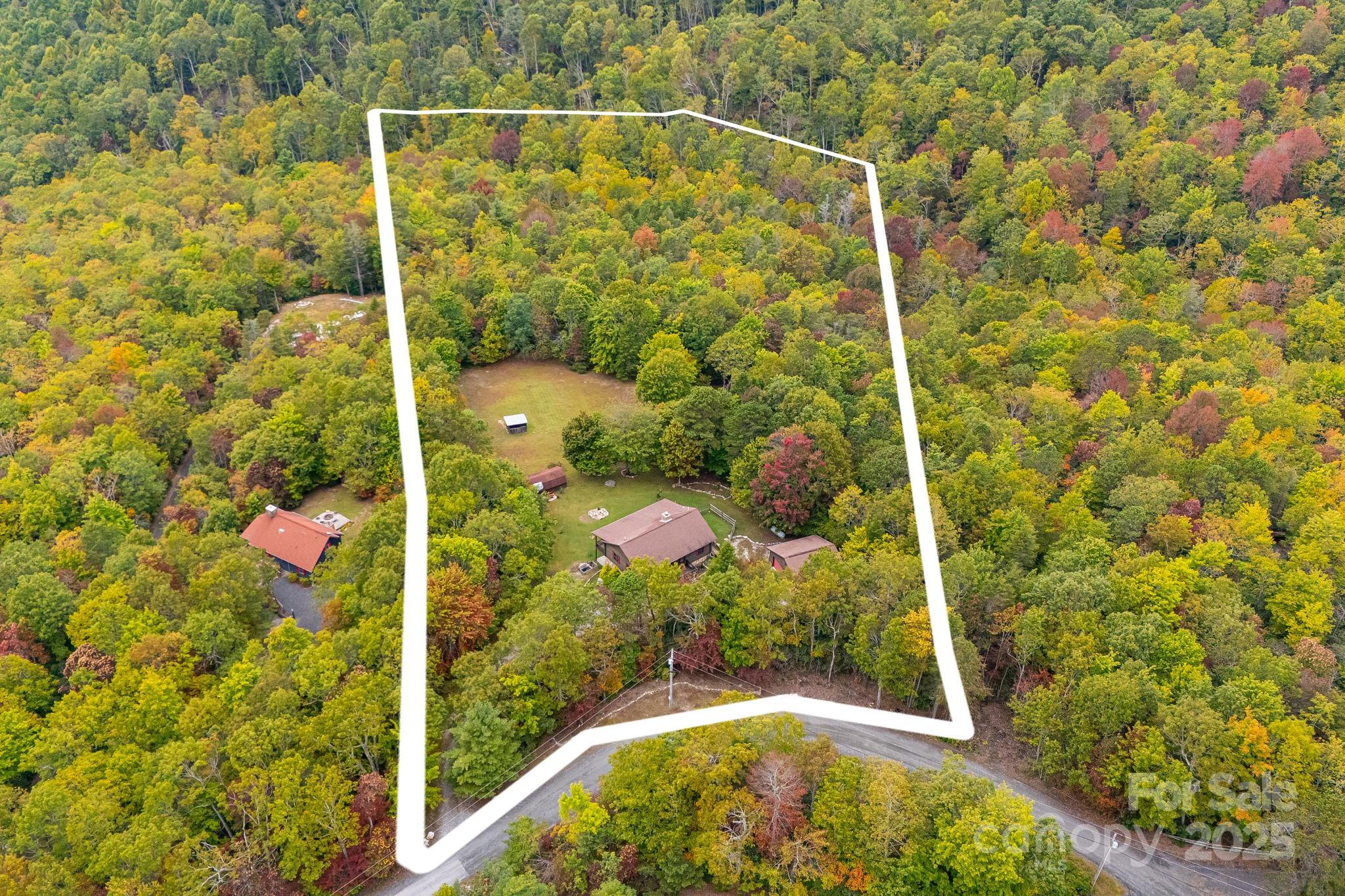 Spruce Pine, North Carolina, 28777, United States, 3 Bedrooms Bedrooms, ,3 BathroomsBathrooms,Residential,For Sale,1991683