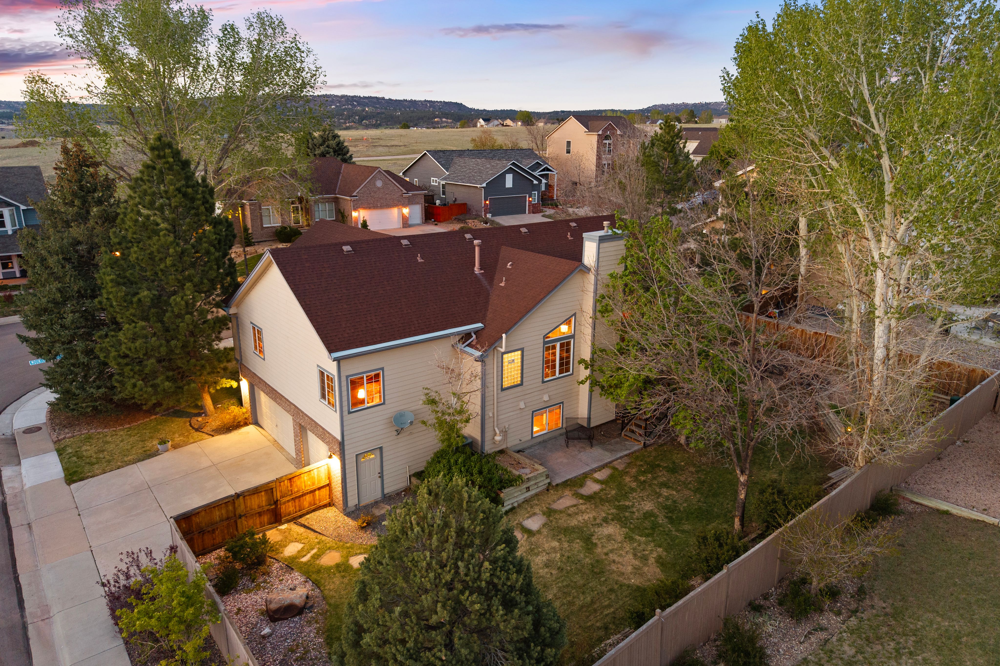  Custom-built home offers a rare combination of character, and privacy - 物件實景