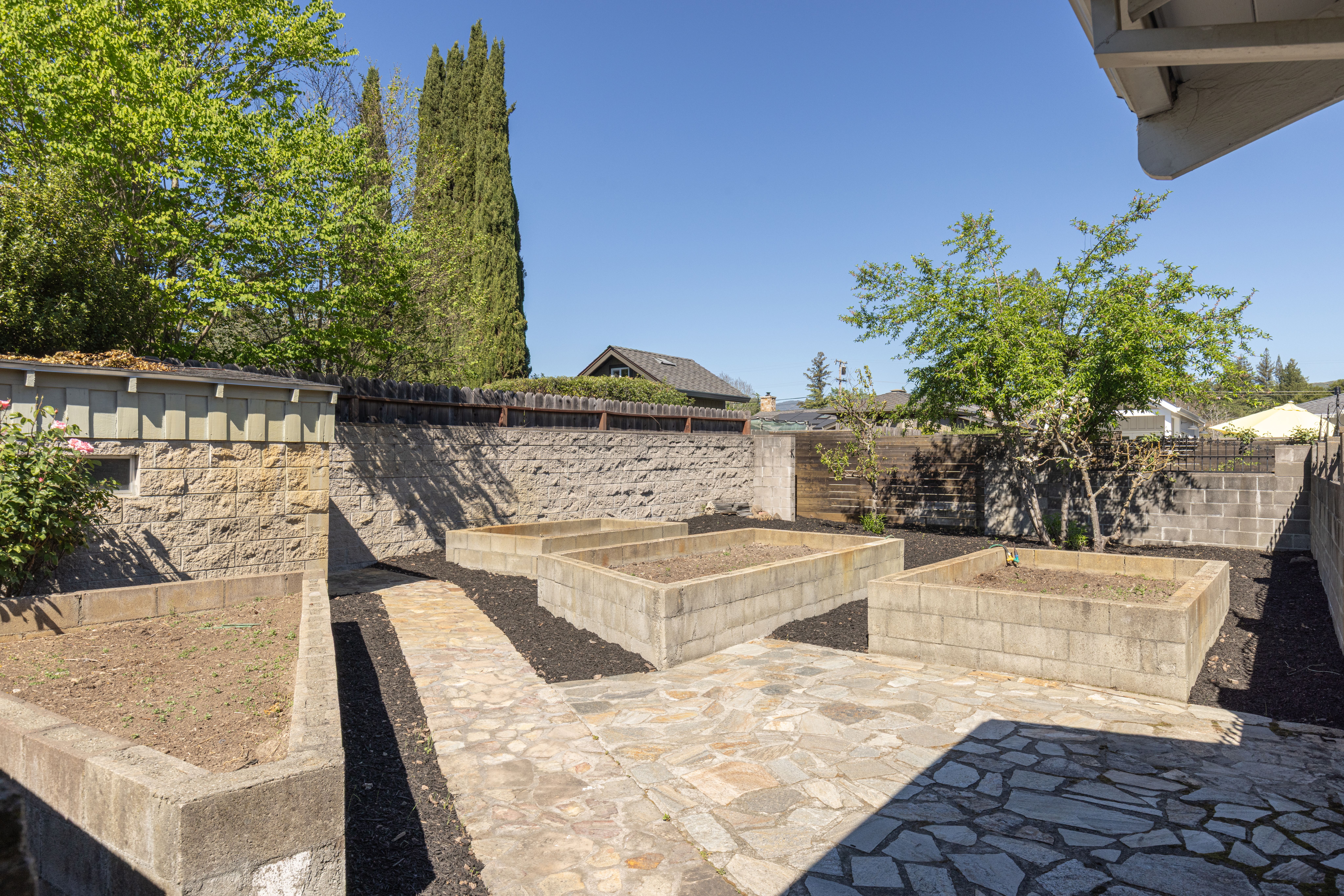  Coveted East Side Ranch Home in Monticello Park - 物件實景