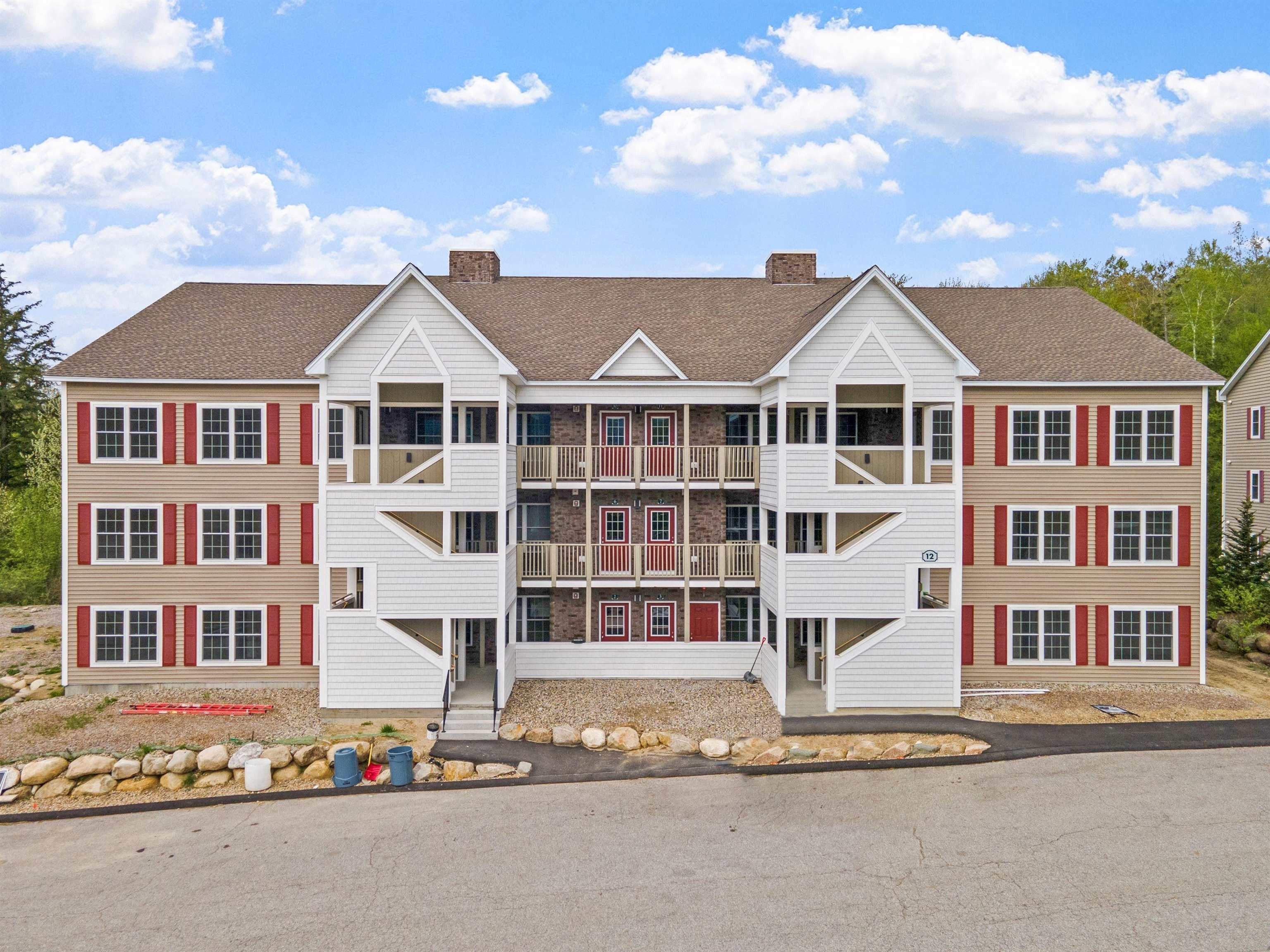 Lincoln, New Hampshire, 03251, United States, 5 Bedrooms Bedrooms, ,4 BathroomsBathrooms,Residential,For Sale,1921797