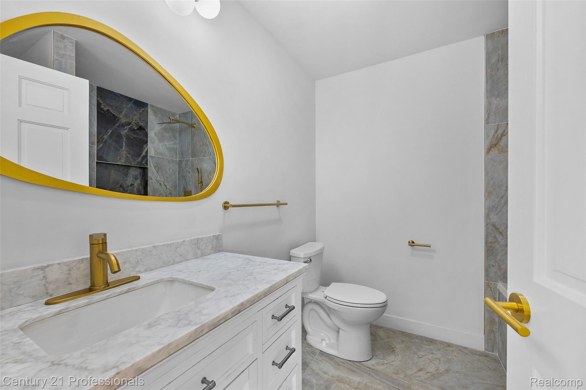 Davisburg, Michigan, 48350, United States, 5 Bedrooms Bedrooms, ,4 BathroomsBathrooms,Residential,For Sale,1982233