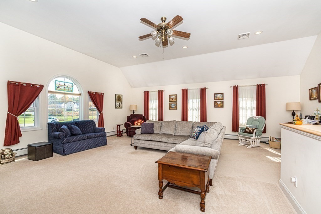 Seabrook, New Hampshire, 03874, United States, 4 Bedrooms Bedrooms, ,3 BathroomsBathrooms,Residential,For Sale,1942793