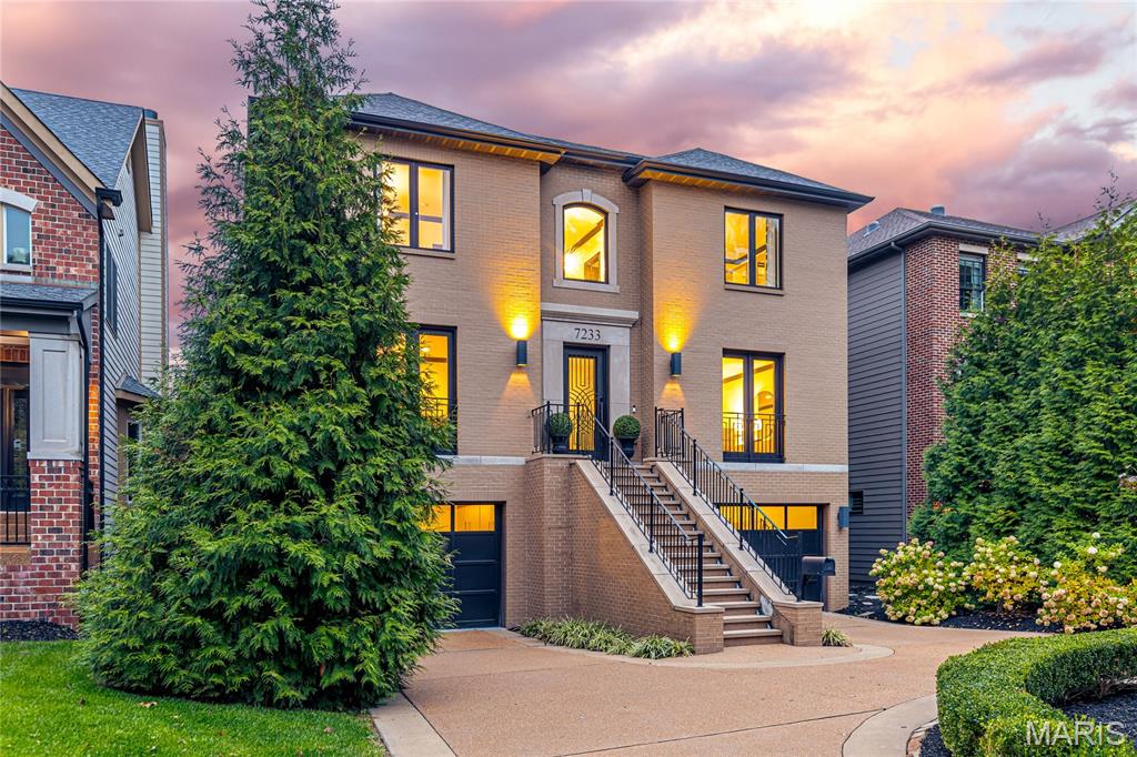 University City, Missouri, 63105, United States, 4 Bedrooms Bedrooms, ,5 BathroomsBathrooms,Residential,For Sale,1989585