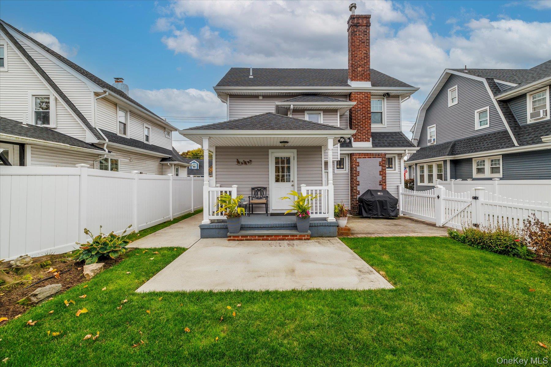 Lynbrook, New York, 11563, United States, 3 Bedrooms Bedrooms, ,2 BathroomsBathrooms,Residential,For Sale,1988362