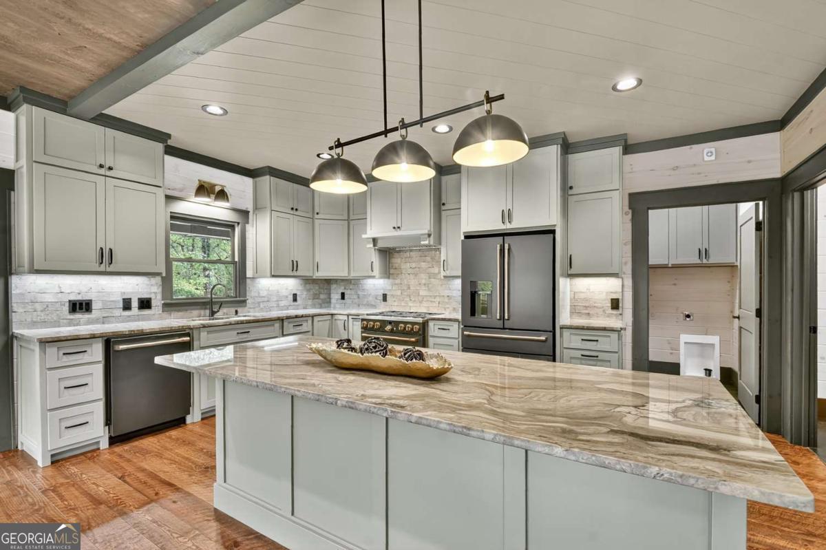 Mineral Bluff, Georgia, 30559, United States, 6 Bedrooms Bedrooms, ,3 BathroomsBathrooms,Residential,For Sale,1989738