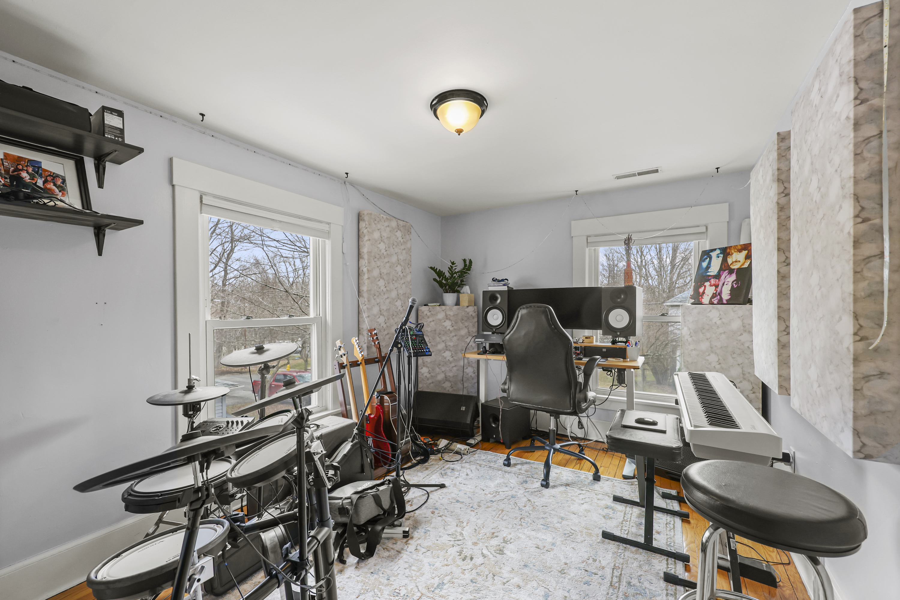  Sunlit, Well-Kept Home with Easy Flow and Quiet Setting - 物件實景