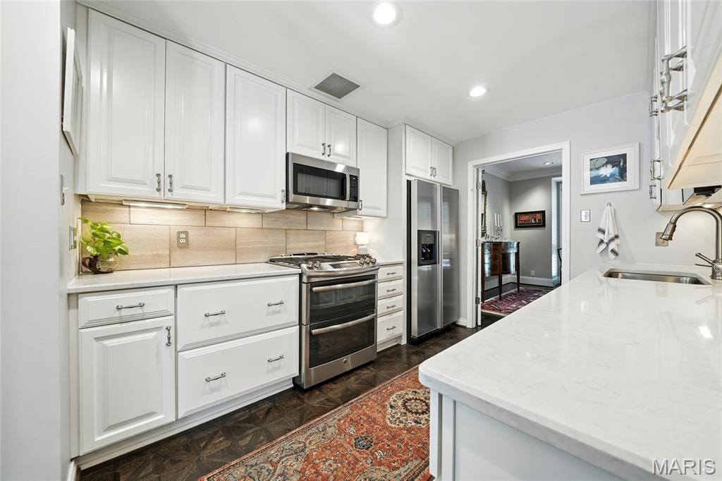 St Louis, Missouri, 63108, United States, 4 Bedrooms Bedrooms, ,5 BathroomsBathrooms,Residential,For Sale,1941664