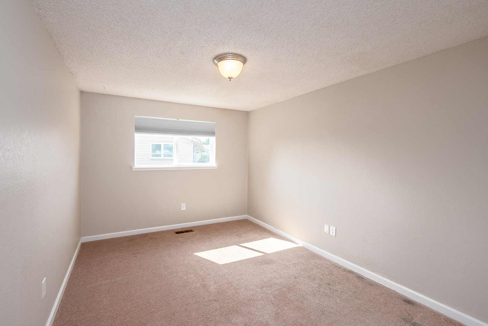 Moses Lake, Washington, 98837, United States, 3 Bedrooms Bedrooms, ,2 BathroomsBathrooms,Residential,For Sale,1915688