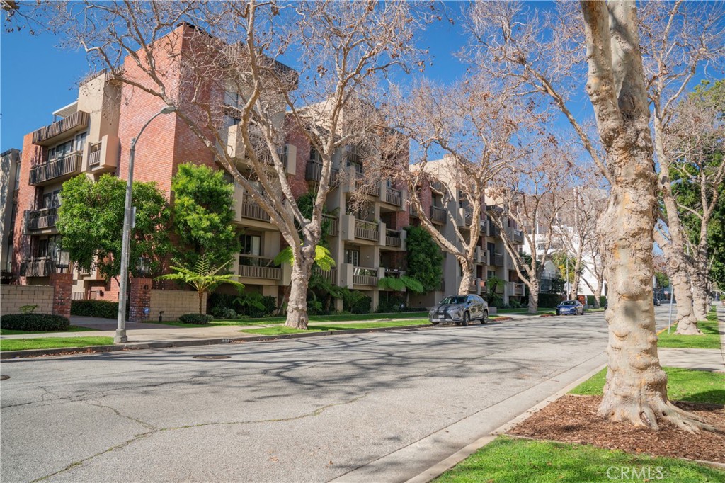 Beverly Hills, California, 90212, United States, 2 Bedrooms Bedrooms, ,2 BathroomsBathrooms,Residential,For Sale,1912615