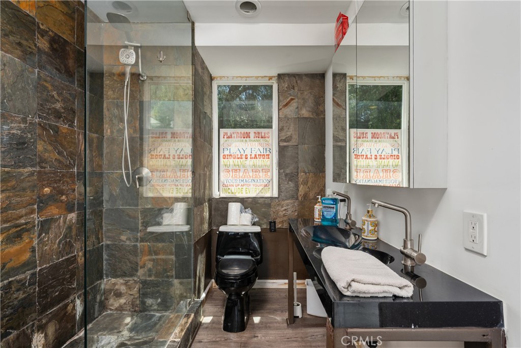 Los Angeles, California, 90068, United States, 2 Bedrooms Bedrooms, ,2 BathroomsBathrooms,Residential,For Sale,1918041