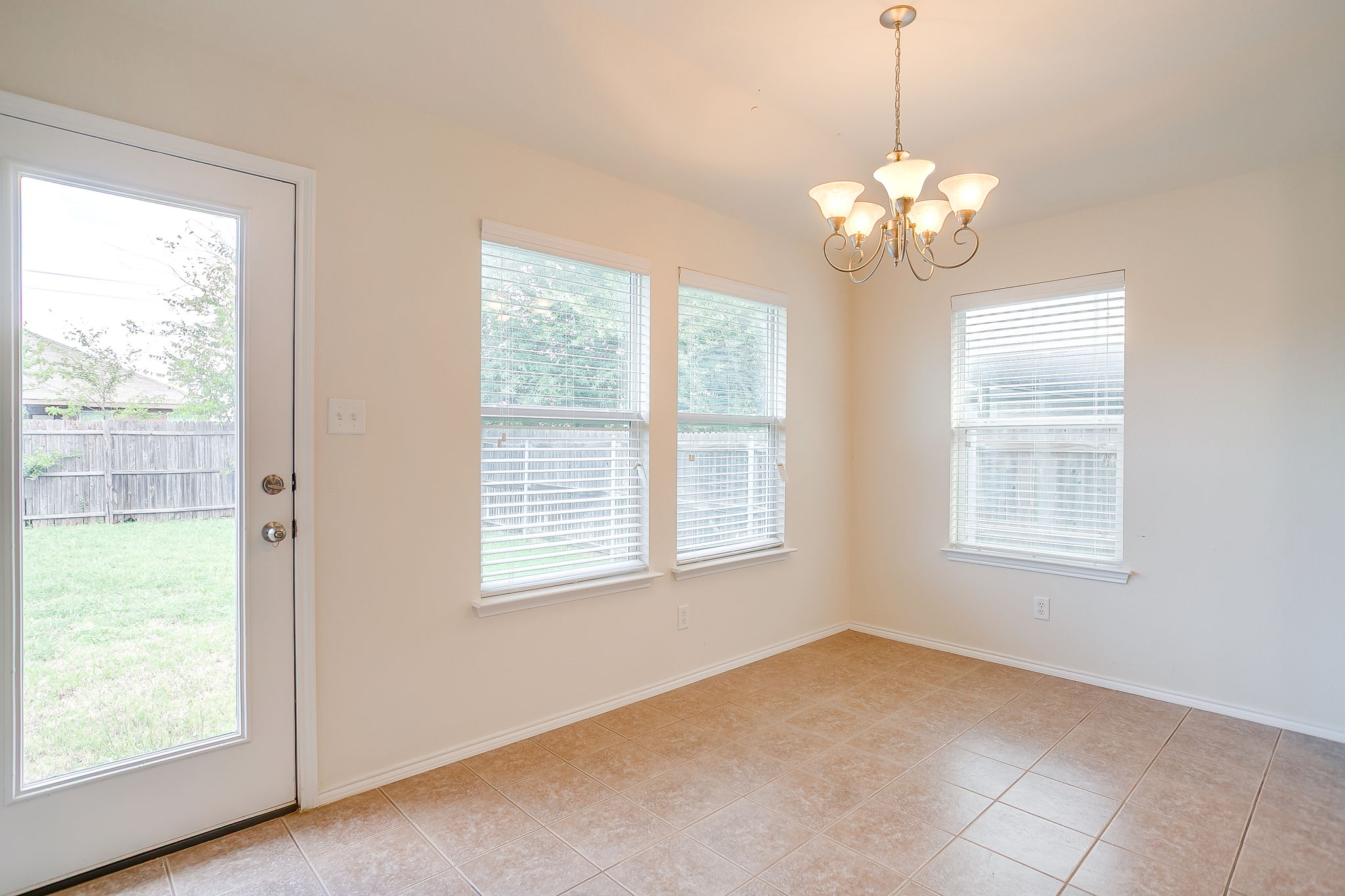  637 Brooks Street, Crowley, TX, 76036 - 物件實景