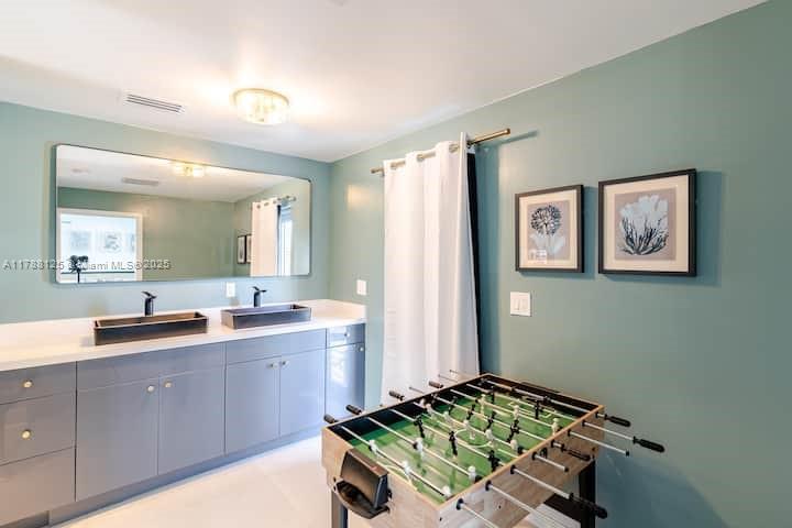 Miami Beach, Florida, 33139, United States, 5 Bedrooms Bedrooms, ,5 BathroomsBathrooms,Residential,For Sale,1785571