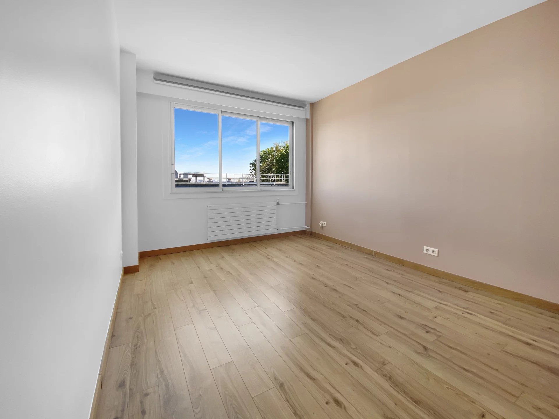 Suresnes, Île-de-France, 92150, FR, 5 Bedrooms Bedrooms, ,3 BathroomsBathrooms,Residential,For Sale,1932825