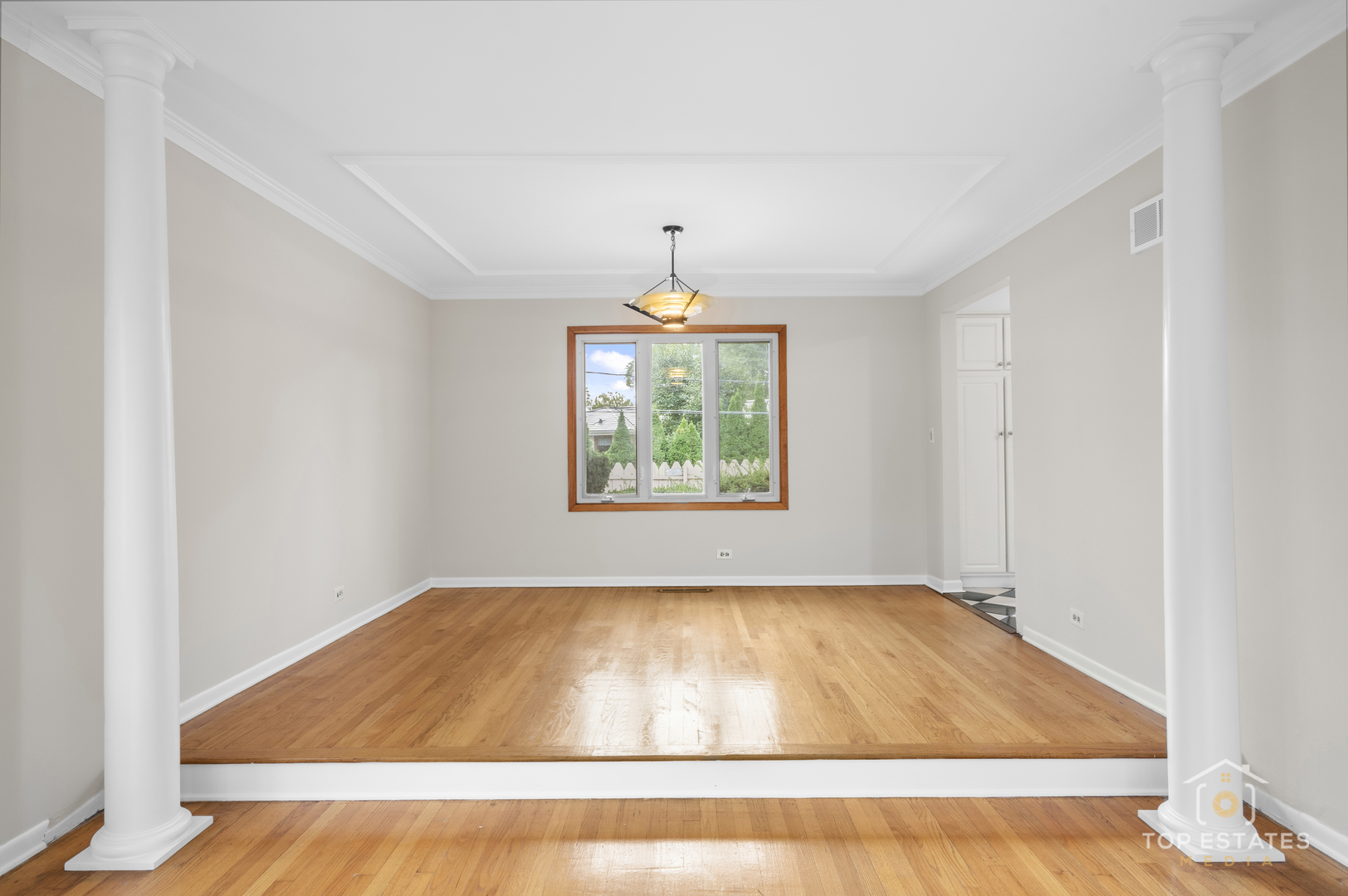 Palatine, Illinois, 60067, United States, 4 Bedrooms Bedrooms, ,3 BathroomsBathrooms,Residential,For Sale,1967917