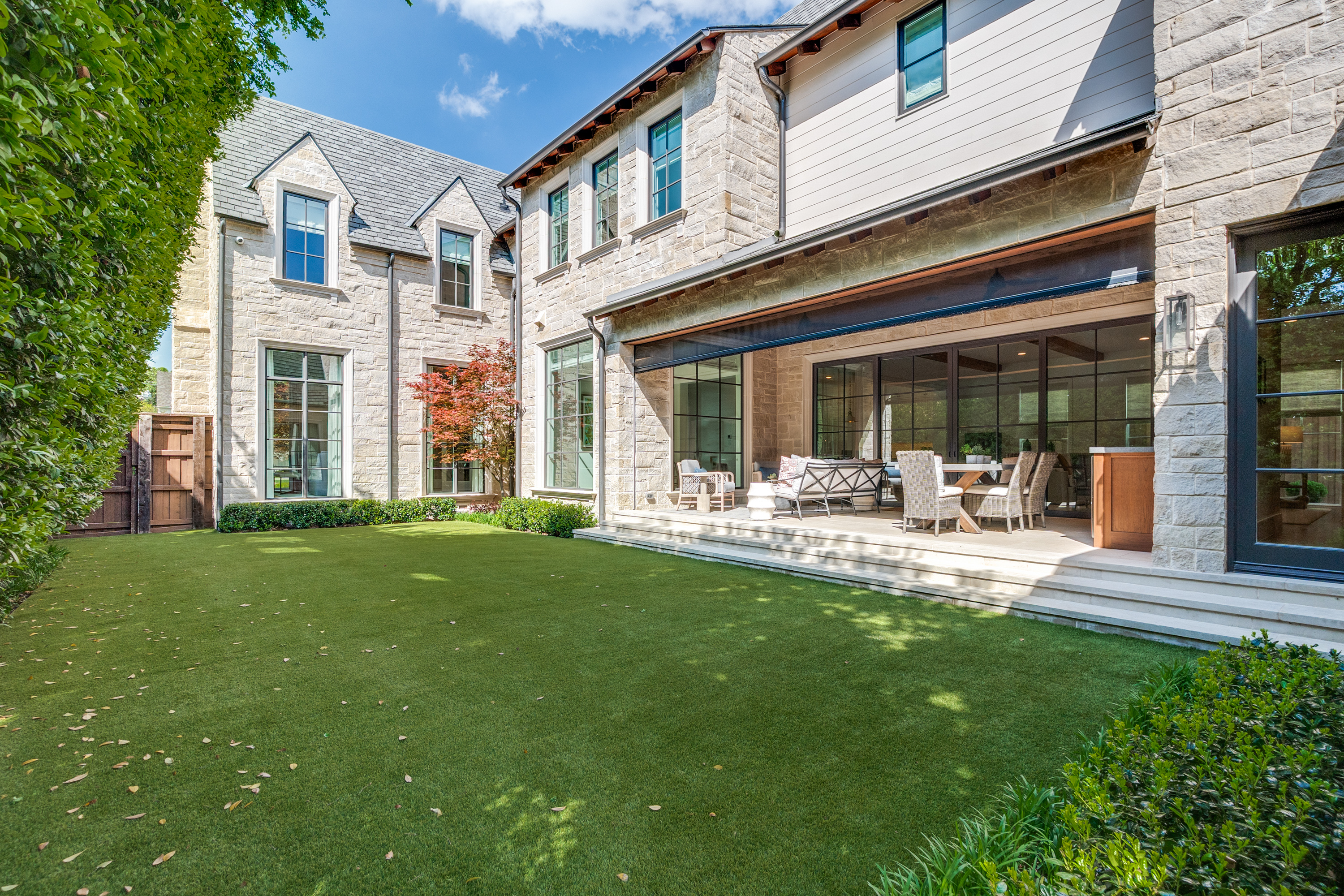  Timeless Home With Designer Finishes Located in University Park - 物件實景