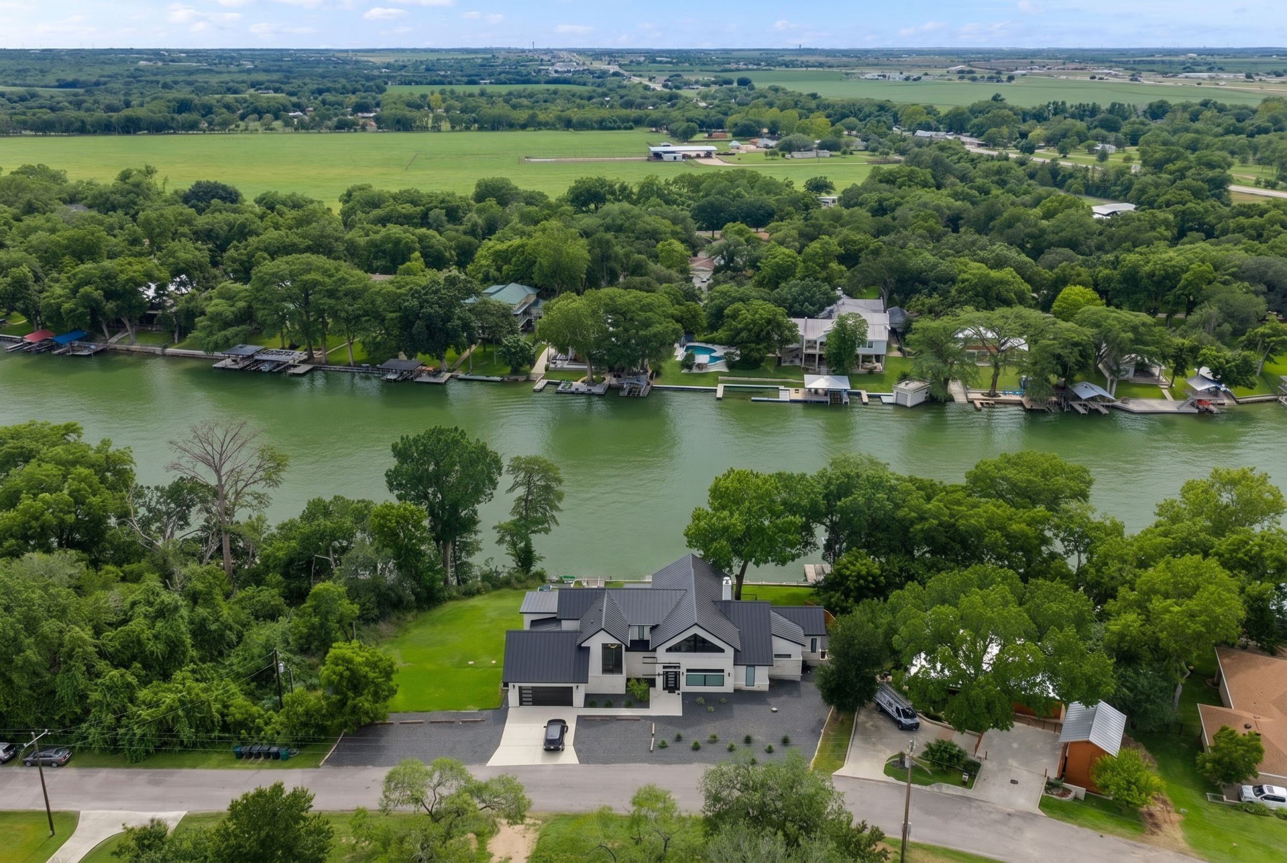  Lakefront Luxury Designed to Perform - 物件實景