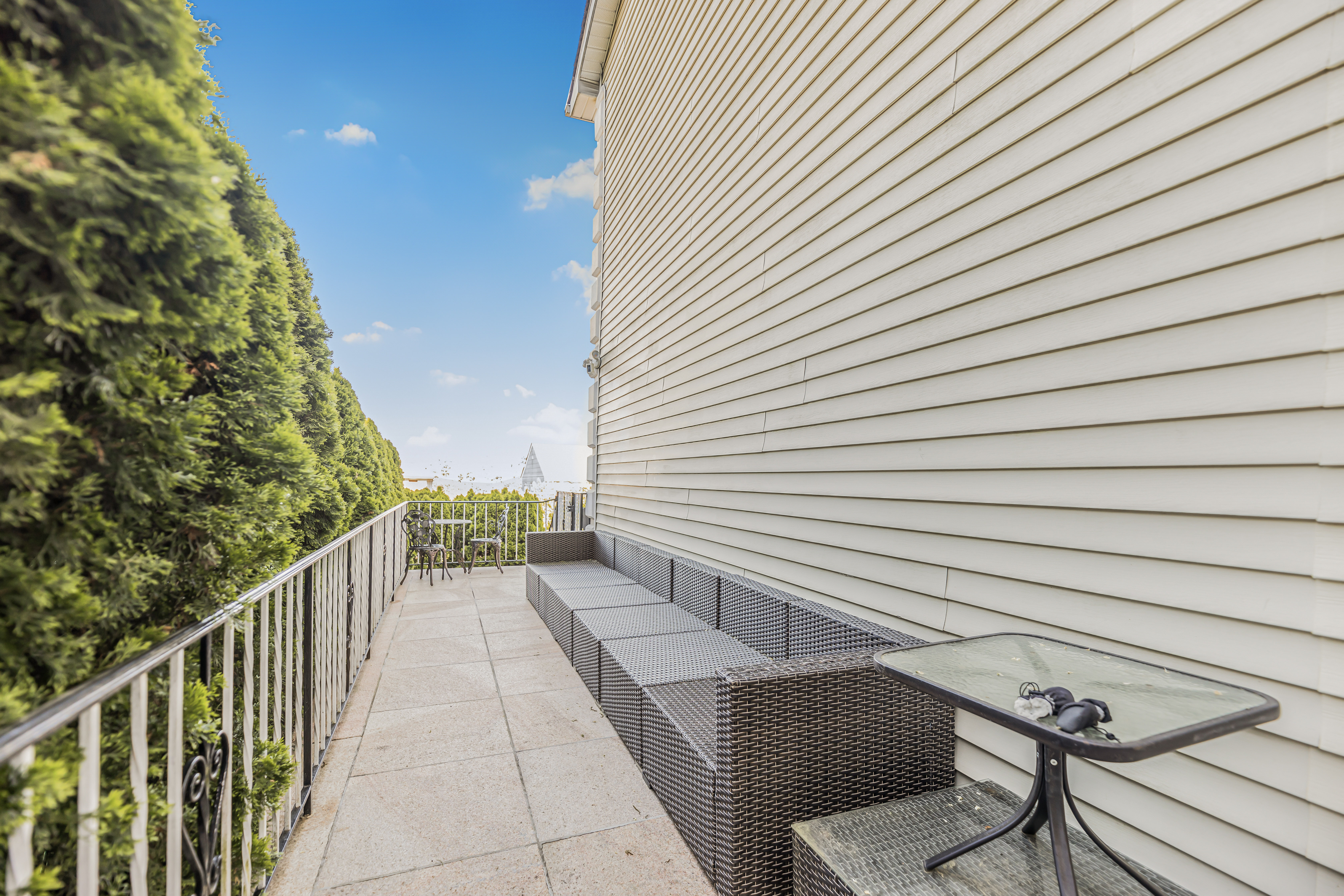 Yonkers, New York, 10703, United States, 4 Bedrooms Bedrooms, ,2 BathroomsBathrooms,Residential,For Sale,1825129