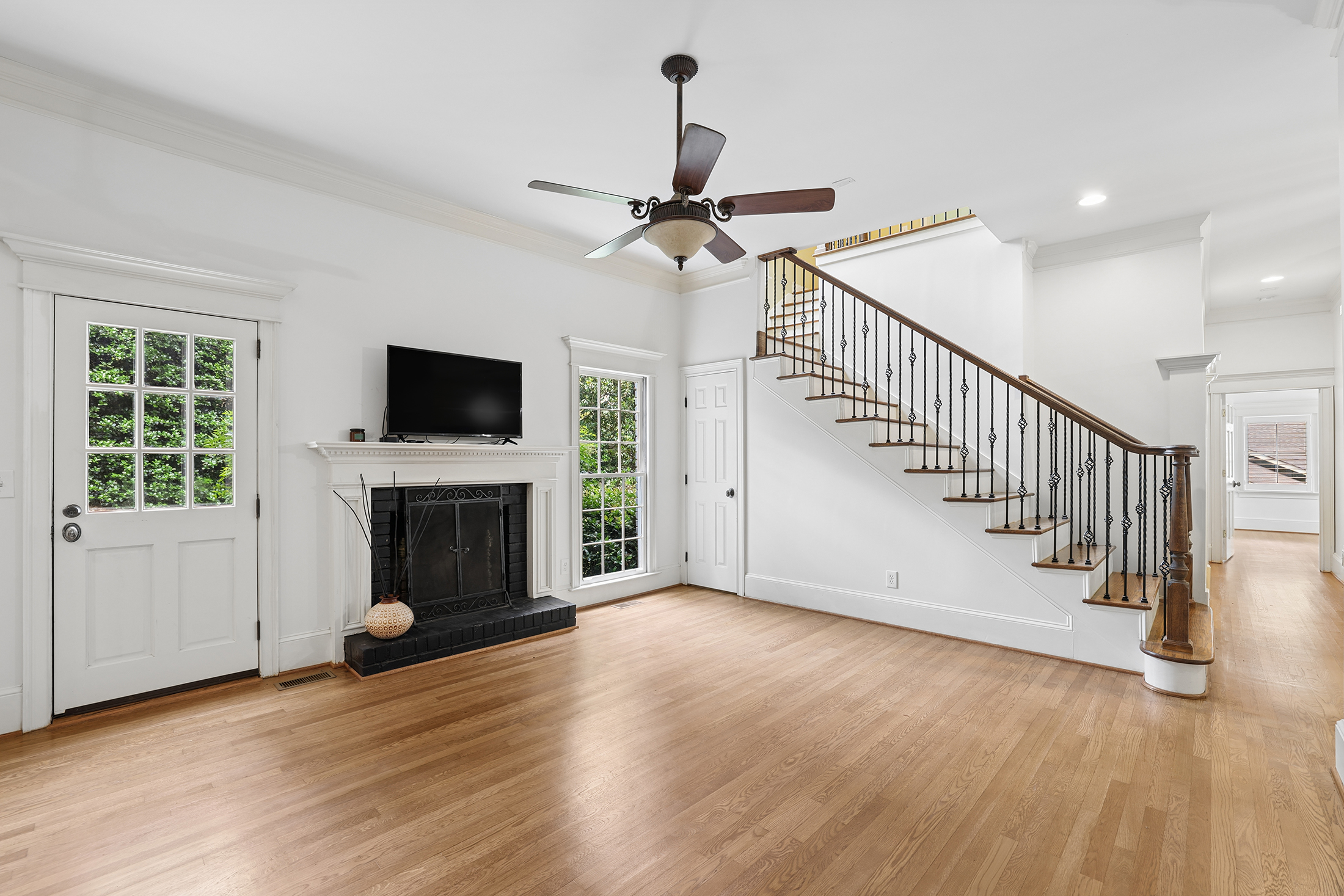  Handsome Updated Home with Amazing Space, Indoors and Out - 物件實景