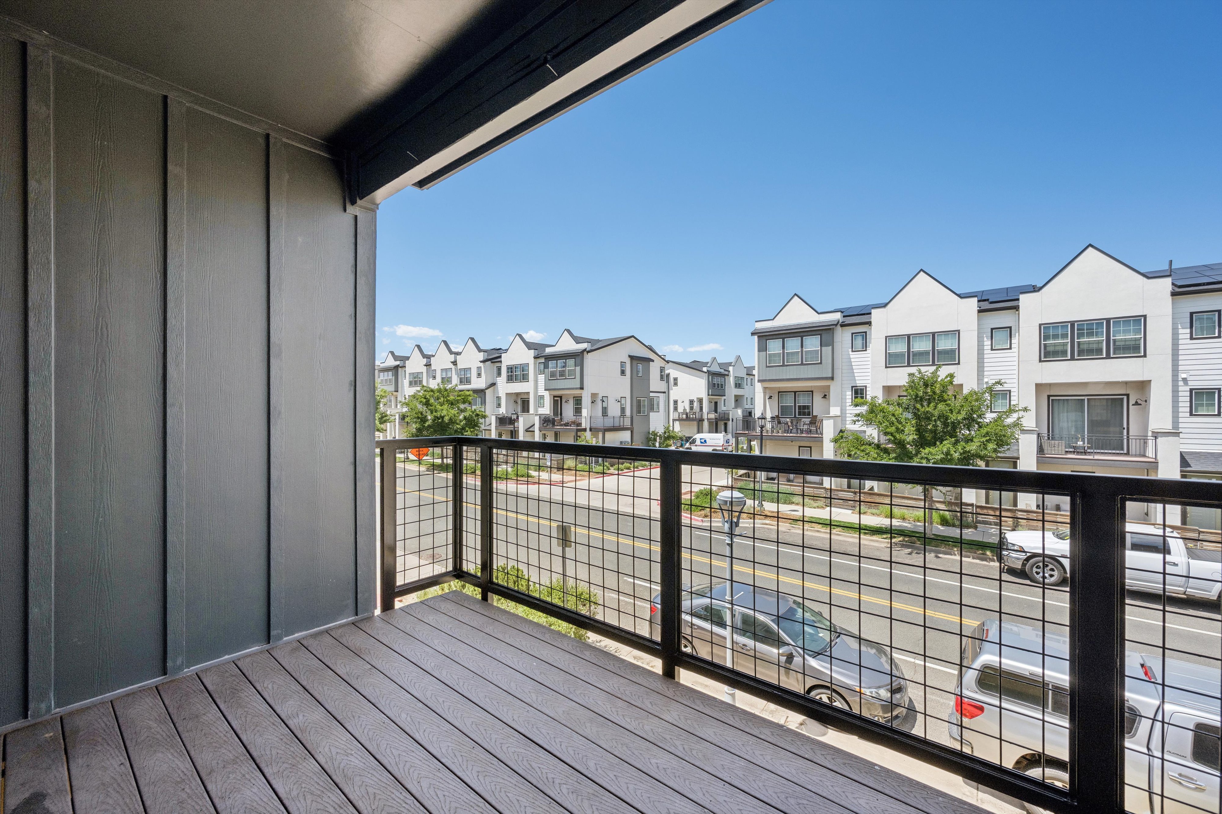  Elevated, Low-Maintenance Living In This Stylish Townhome - 物件實景