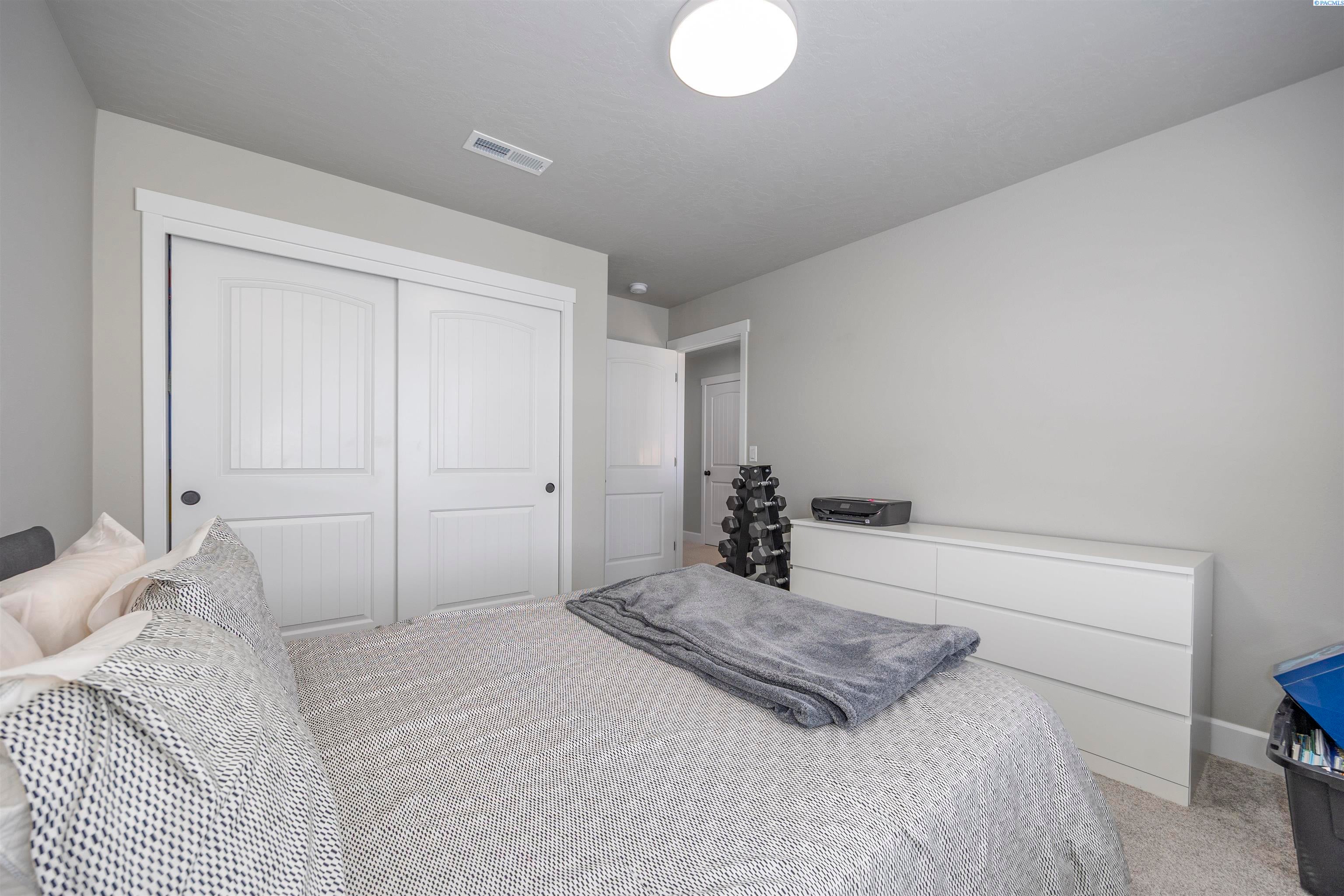 Kennewick, Washington, 99338, United States, 5 Bedrooms Bedrooms, ,3 BathroomsBathrooms,Residential,For Sale,1984207