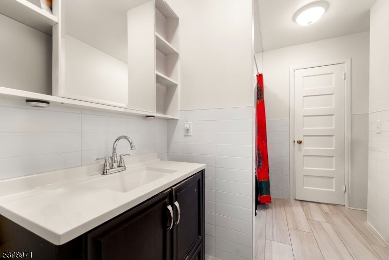 Bloomfield Twp., New Jersey, 07003, United States, 6 Bedrooms Bedrooms, ,2 BathroomsBathrooms,Residential,For Sale,1998013