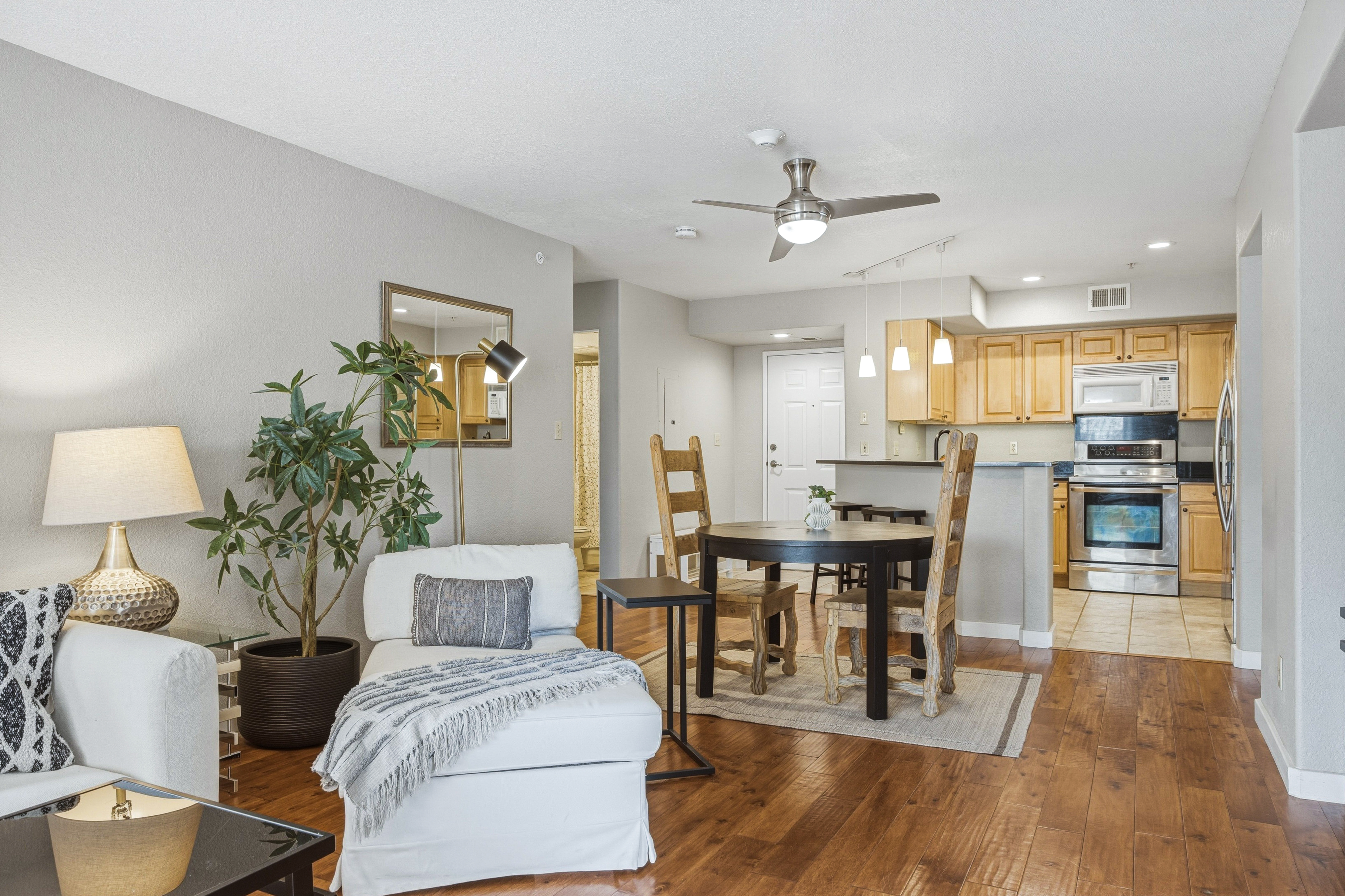  Updated, Bright, South-Facing Corner Residence in the Heart of Edwards - 物件實景