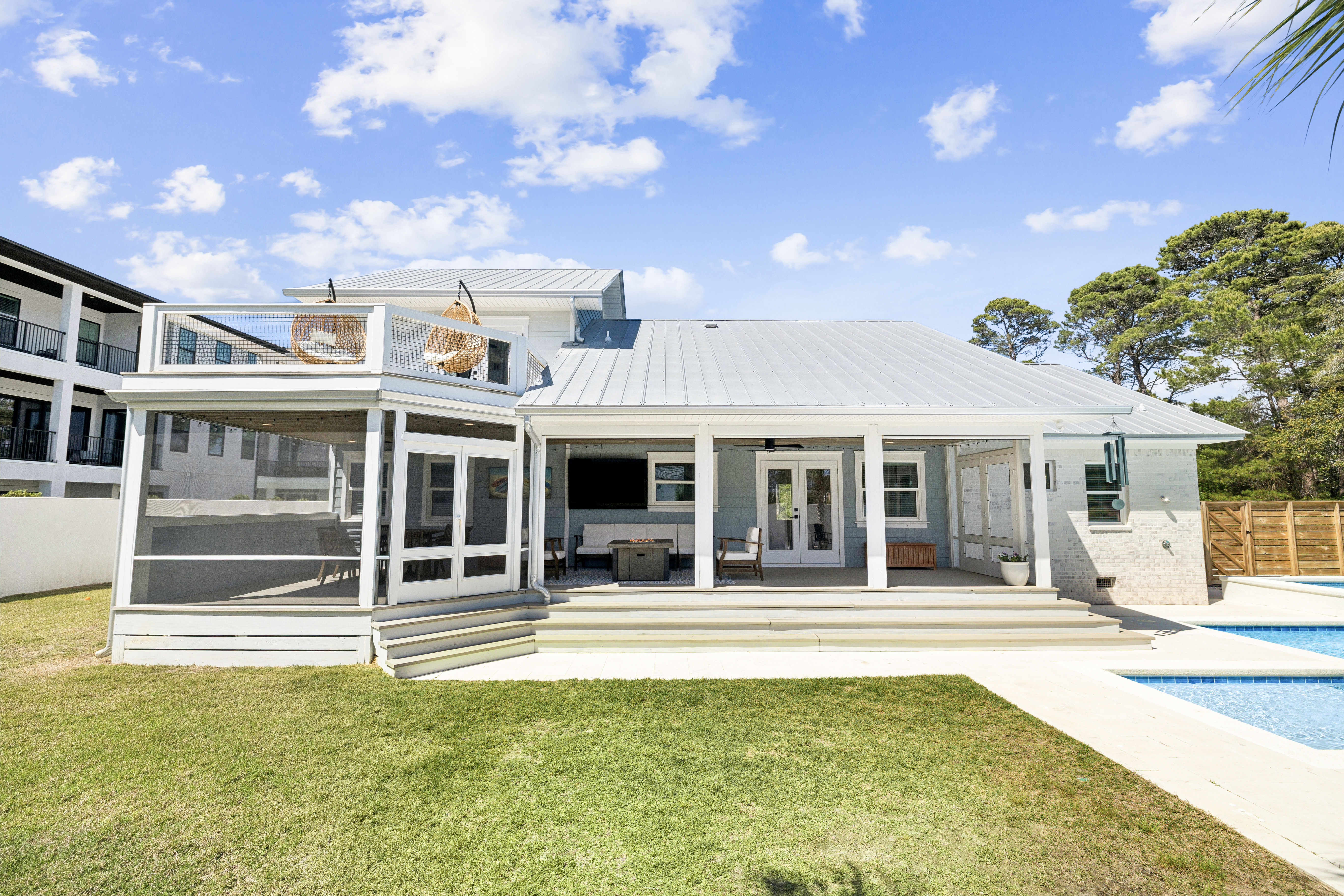  Completely Renovated Home On Half-Acre Lot Near Gulf Place - 物件實景