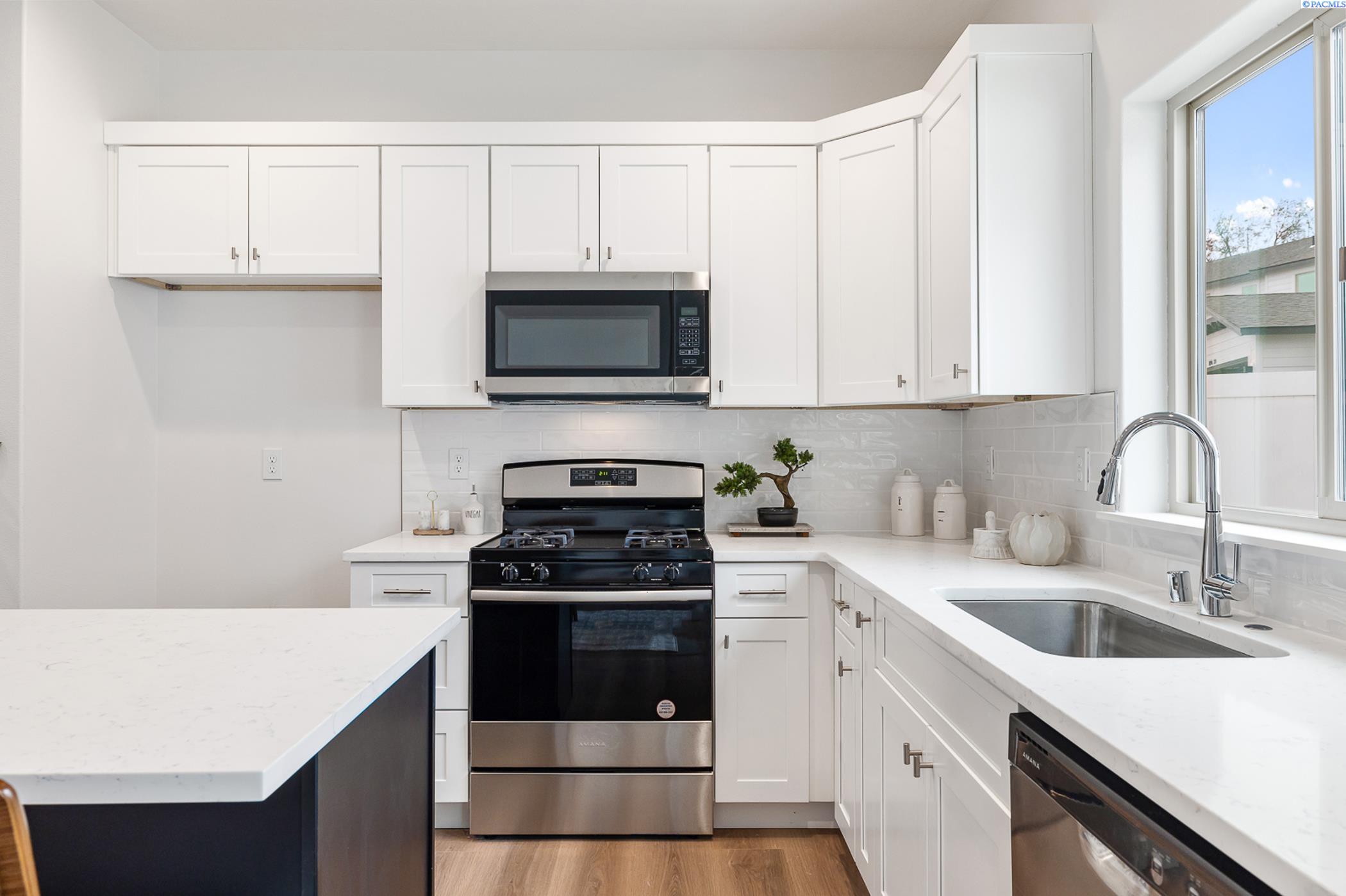 Kennewick, Washington, 99337, United States, 5 Bedrooms Bedrooms, ,Residential,For Sale,1940850