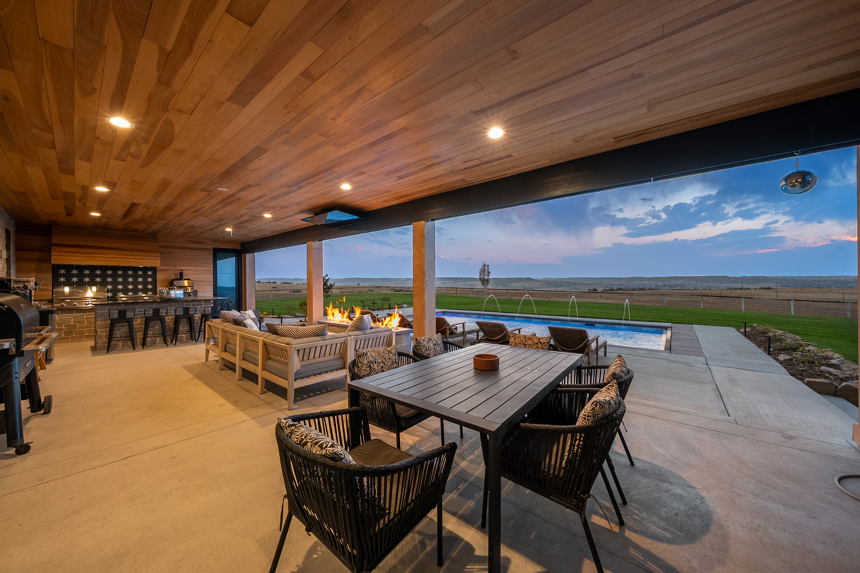  35 Acres  Front Range Views  Saltwater Pool  8,400 SF Workshop - 物件實景