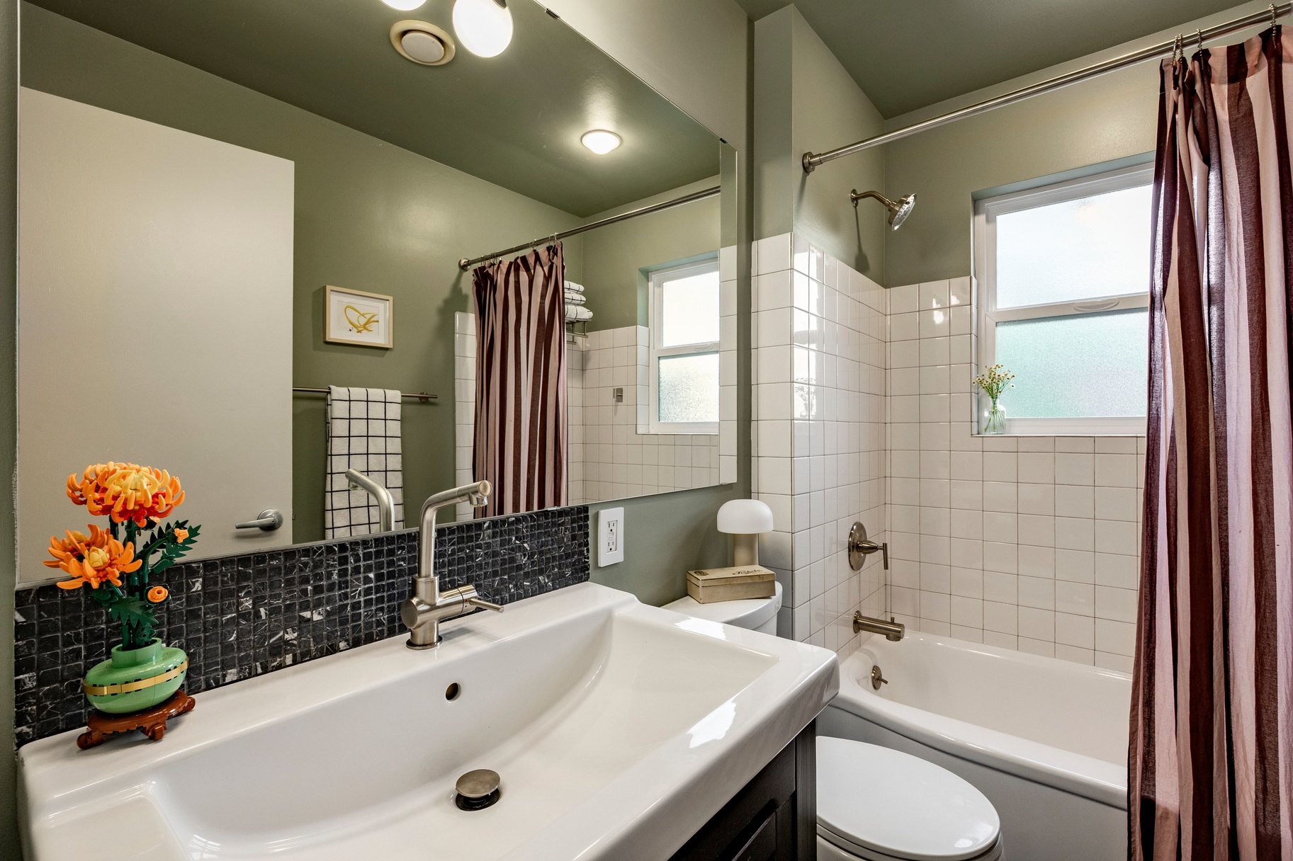  Spacious Millcreek Bungalow with Expansive Backyard & 2-Car Garage - 物件實景