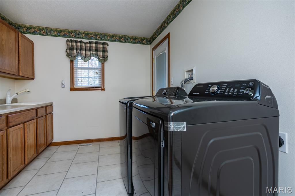 Brighton, Illinois, 62012, United States, 6 Bedrooms Bedrooms, ,4 BathroomsBathrooms,Residential,For Sale,1995743