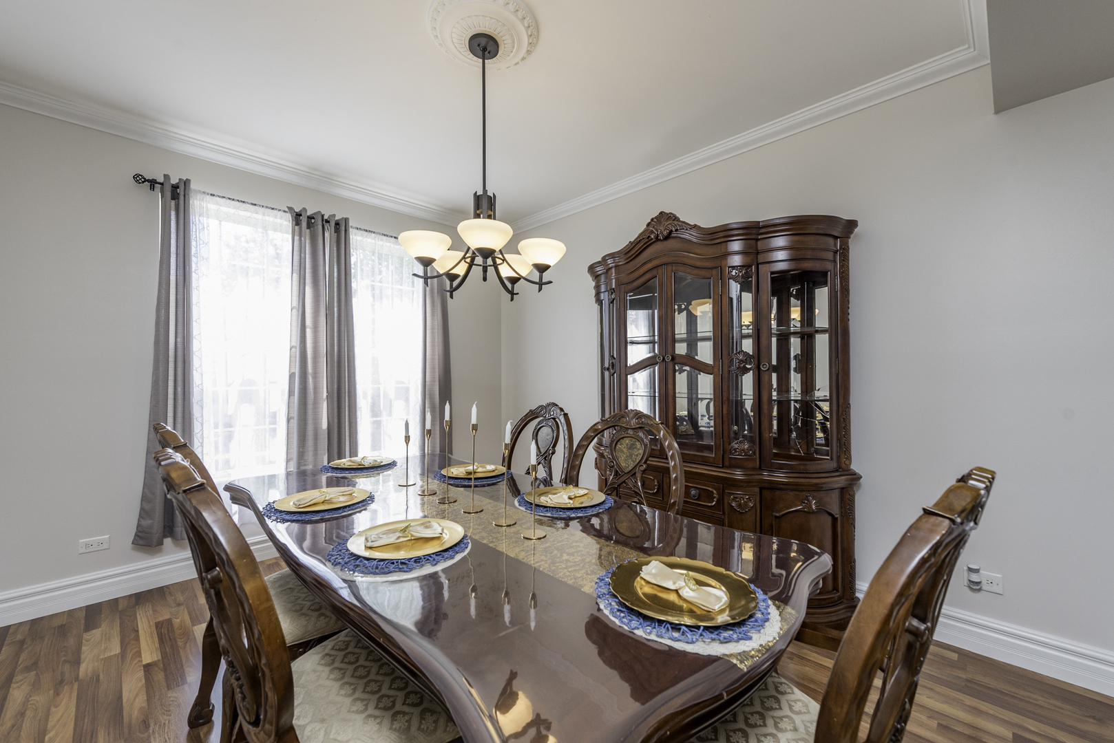 Lindenhurst, Illinois, 60046, United States, 5 Bedrooms Bedrooms, ,3 BathroomsBathrooms,Residential,For Sale,1874221