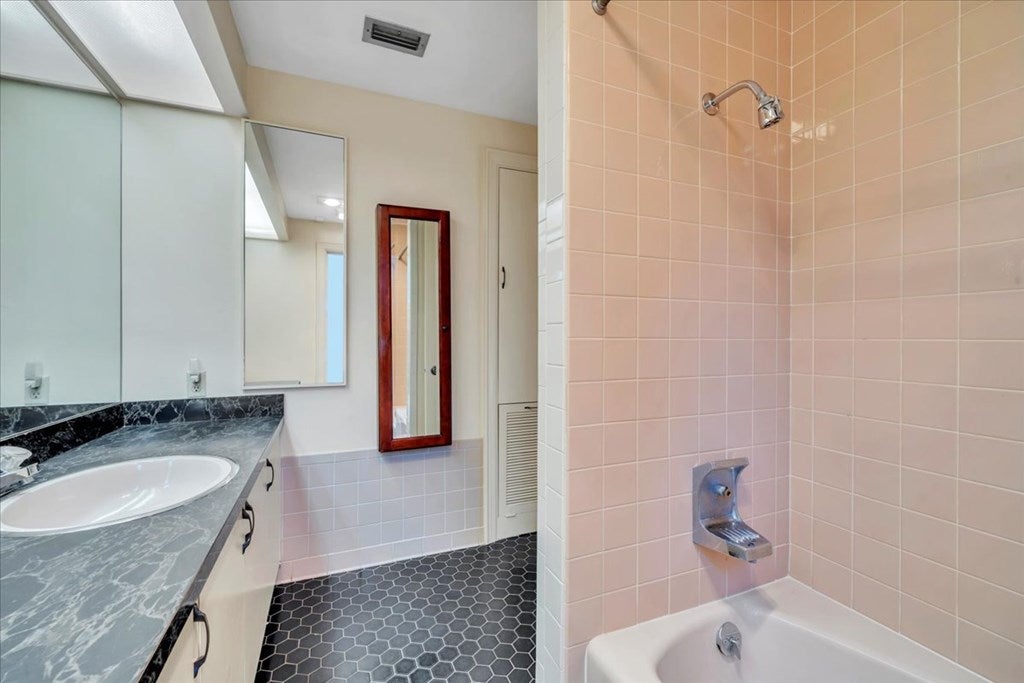 Cordele, Georgia, 31015, United States, 3 Bedrooms Bedrooms, ,5 BathroomsBathrooms,Residential,For Sale,1977947