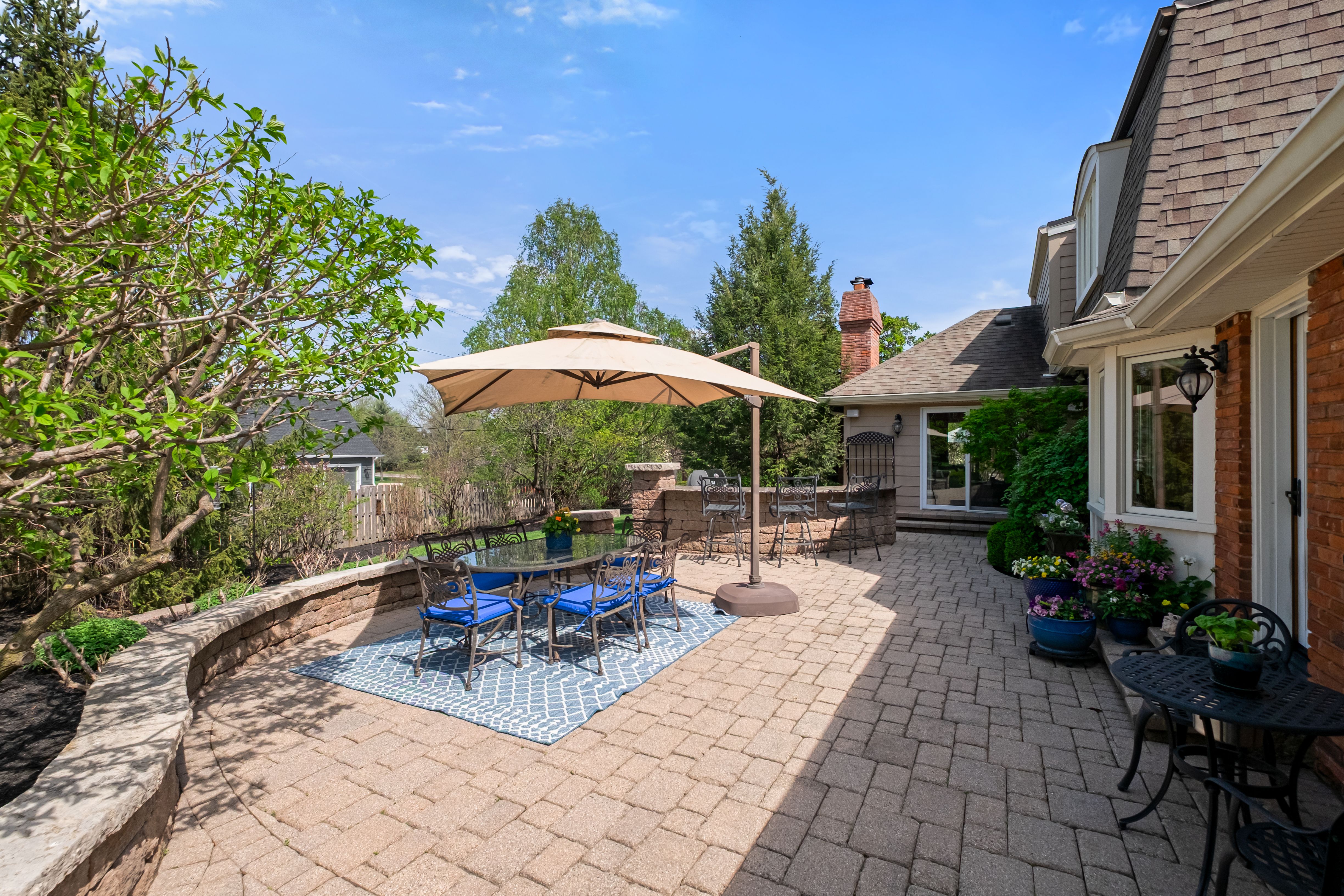  Welcome to this highly sought after home in Carberry Place l - 物件實景