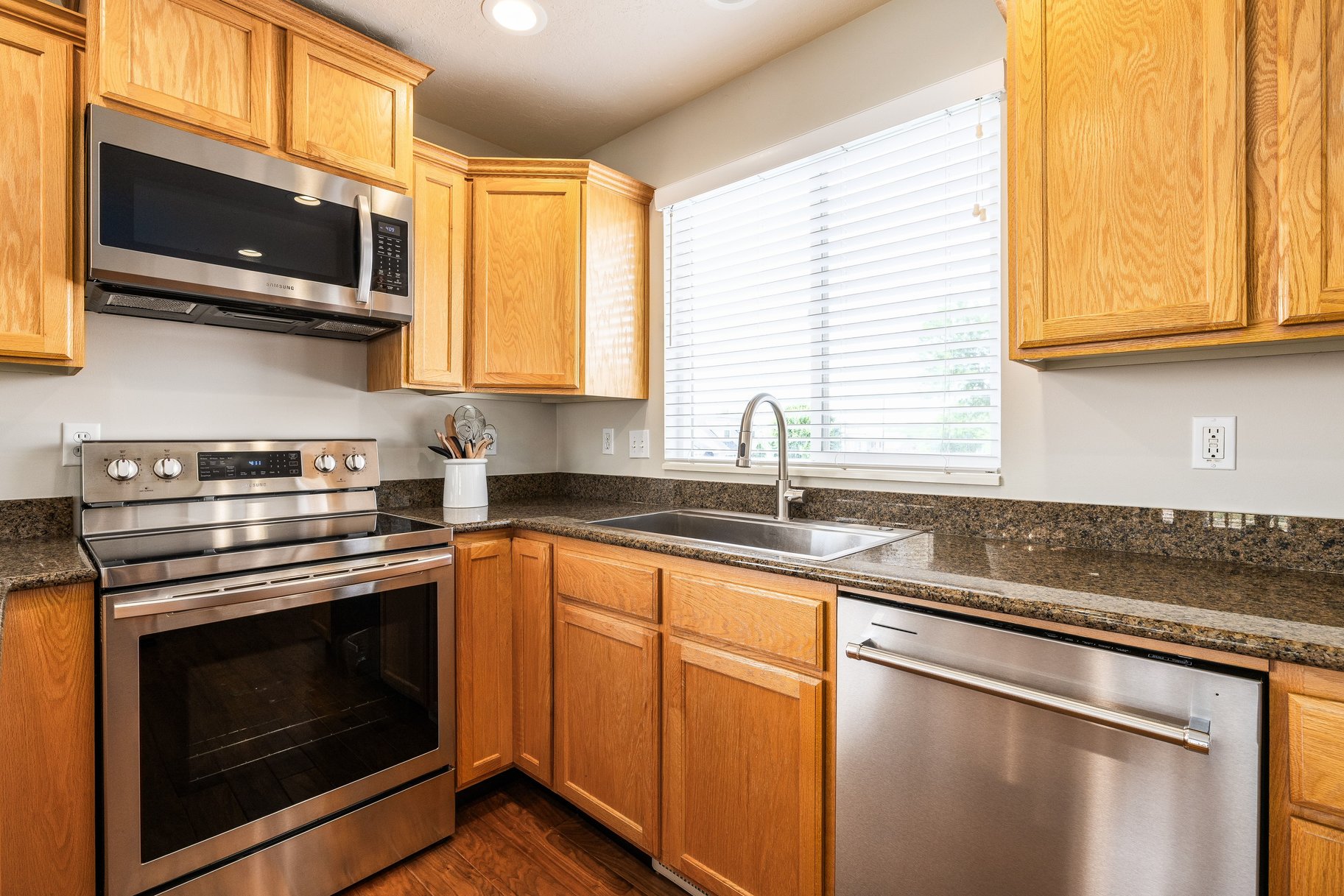  Updated 4-Bed with RV Parking, Mountain Views, and Large Fenced Backyard - 物件實景