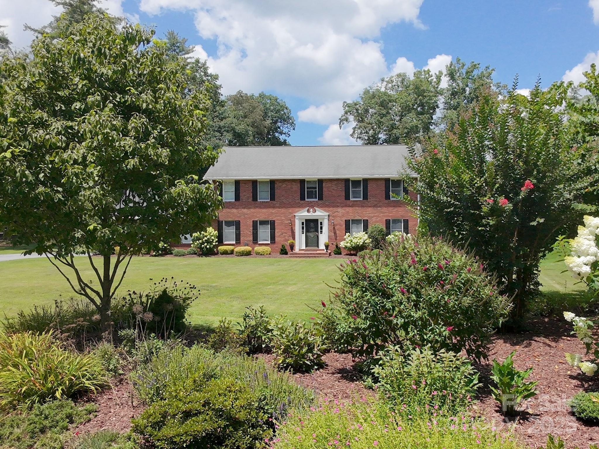 Hendersonville, North Carolina, 28739, United States, 5 Bedrooms Bedrooms, ,3 BathroomsBathrooms,Residential,For Sale,1903677