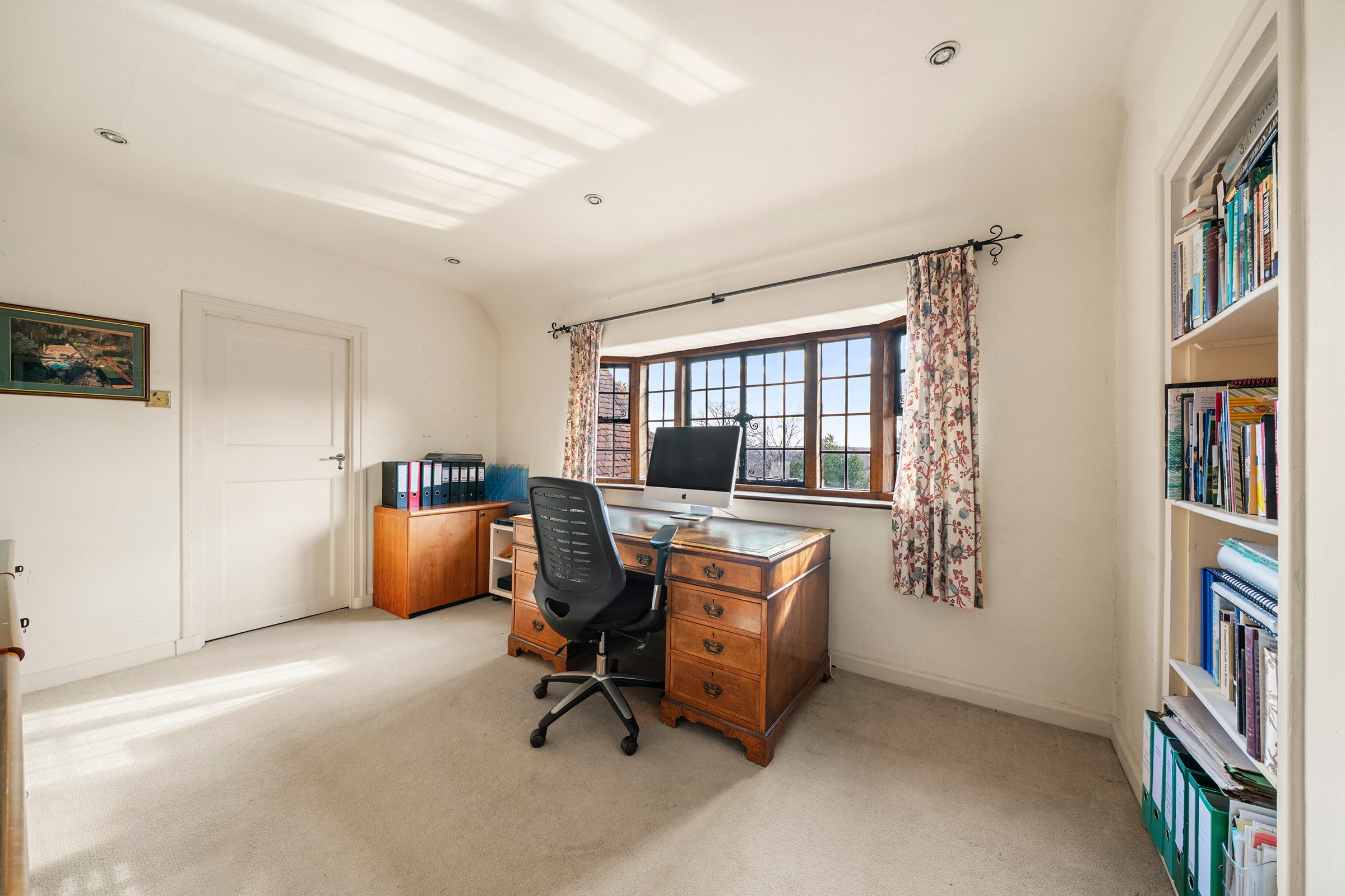  A Handsome House on One of Esher’s Most Coveted Private Roads - 物件實景